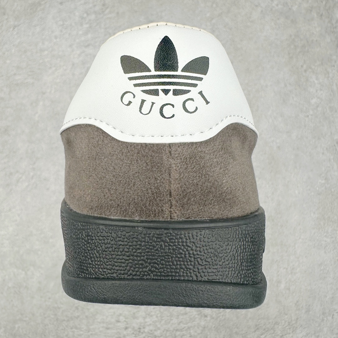 图片[8]-Adidas x GUCCI 重磅联名三叶草logo与标志性三条杆为设计元素 将其与独属于的GUCCI 双方选择adidas originals经典鞋型 Gazalle为蓝本，生胶鞋底搭载三叶草和GUCCI logo，蟒蛇纹、绒面、麂皮等材质纹理覆盖在鞋面上，将奢华复古与运动风相结合却不显违和感。三条杆的德训鞋今年也是要继续走俏 尺码：35 36 37 38 39 40 41 42 43 44 45 46-选品中心