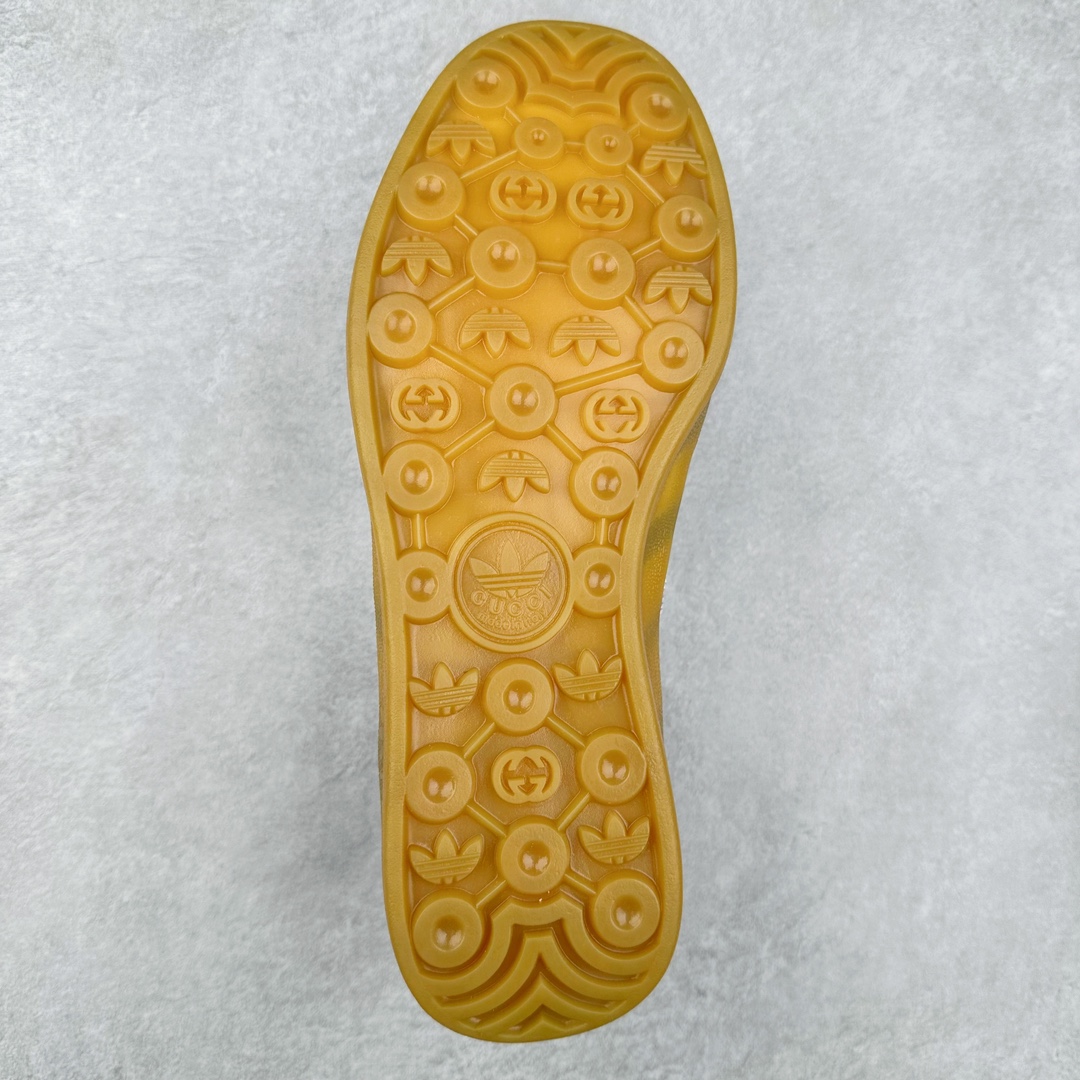 图片[9]-Adidas x GUCCI 重磅联名三叶草logo与标志性三条杆为设计元素 将其与独属于的GUCCI 双方选择adidas originals经典鞋型 Gazalle为蓝本，生胶鞋底搭载三叶草和GUCCI logo，蟒蛇纹、绒面、麂皮等材质纹理覆盖在鞋面上，将奢华复古与运动风相结合却不显违和感。三条杆的德训鞋今年也是要继续走俏 尺码：35 36 37 38 39 40 41 42 43 44 45 46-选品中心