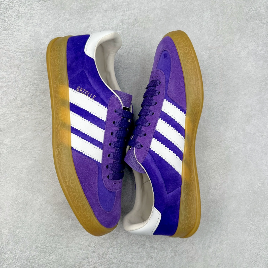 图片[3]-Adidas x GUCCI 重磅联名三叶草logo与标志性三条杆为设计元素 将其与独属于的GUCCI 双方选择adidas originals经典鞋型 Gazalle为蓝本，生胶鞋底搭载三叶草和GUCCI logo，蟒蛇纹、绒面、麂皮等材质纹理覆盖在鞋面上，将奢华复古与运动风相结合却不显违和感。三条杆的德训鞋今年也是要继续走俏 尺码：35 36 37 38 39 40 41 42 43 44 45 46-选品中心