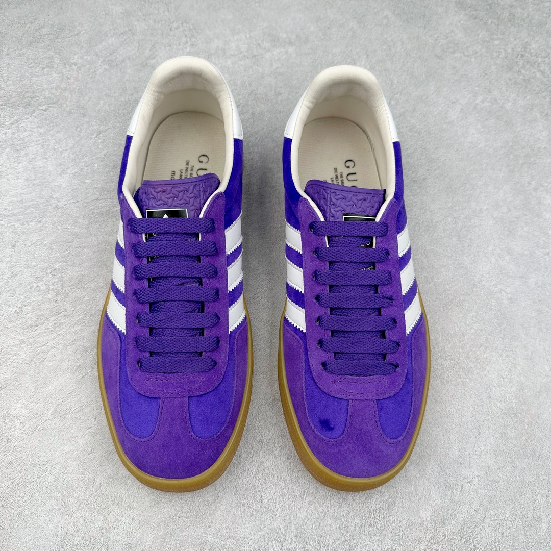图片[2]-Adidas x GUCCI 重磅联名三叶草logo与标志性三条杆为设计元素 将其与独属于的GUCCI 双方选择adidas originals经典鞋型 Gazalle为蓝本，生胶鞋底搭载三叶草和GUCCI logo，蟒蛇纹、绒面、麂皮等材质纹理覆盖在鞋面上，将奢华复古与运动风相结合却不显违和感。三条杆的德训鞋今年也是要继续走俏 尺码：35 36 37 38 39 40 41 42 43 44 45 46-选品中心
