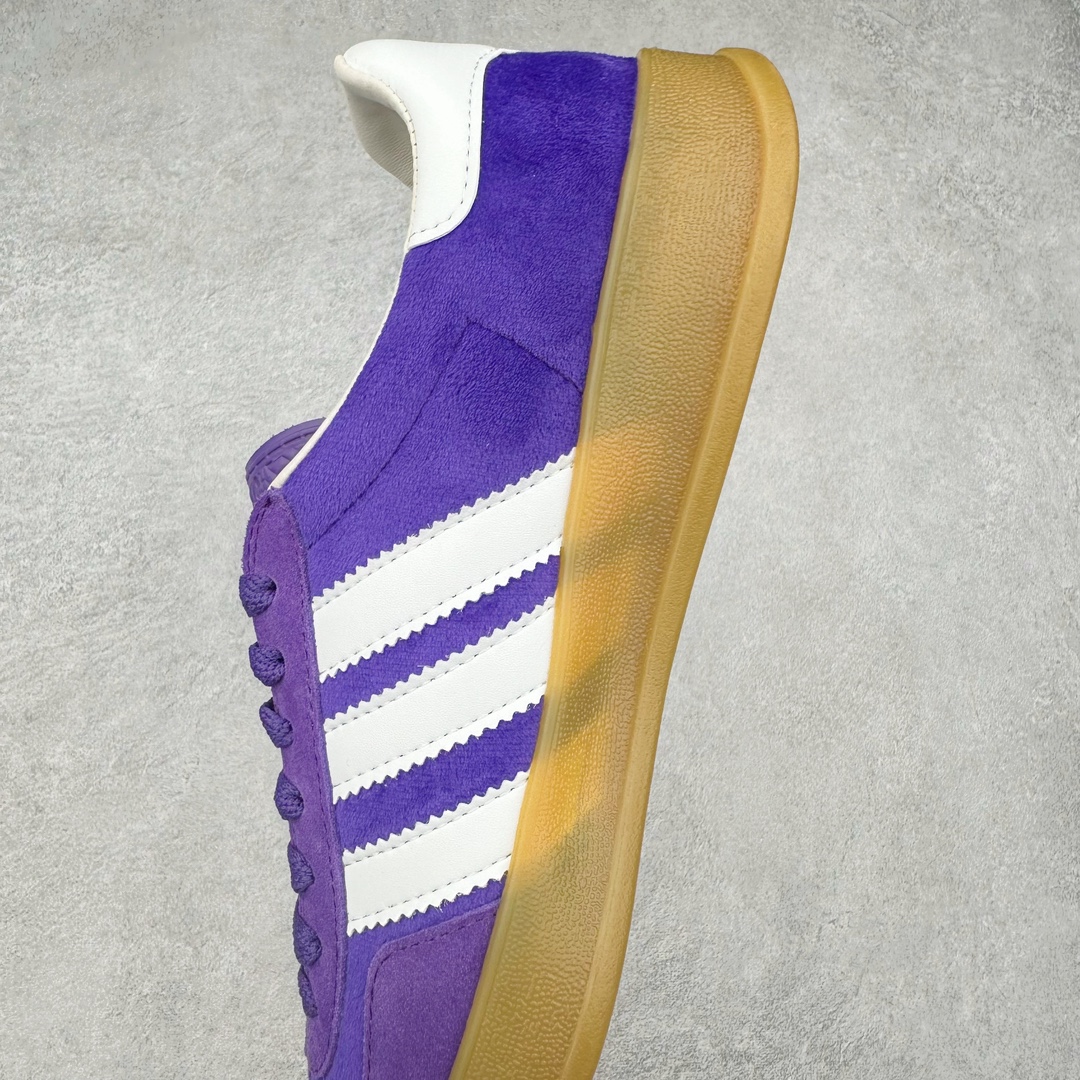 图片[7]-Adidas x GUCCI 重磅联名三叶草logo与标志性三条杆为设计元素 将其与独属于的GUCCI 双方选择adidas originals经典鞋型 Gazalle为蓝本，生胶鞋底搭载三叶草和GUCCI logo，蟒蛇纹、绒面、麂皮等材质纹理覆盖在鞋面上，将奢华复古与运动风相结合却不显违和感。三条杆的德训鞋今年也是要继续走俏 尺码：35 36 37 38 39 40 41 42 43 44 45 46-选品中心