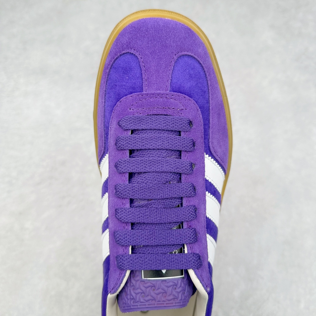 图片[4]-Adidas x GUCCI 重磅联名三叶草logo与标志性三条杆为设计元素 将其与独属于的GUCCI 双方选择adidas originals经典鞋型 Gazalle为蓝本，生胶鞋底搭载三叶草和GUCCI logo，蟒蛇纹、绒面、麂皮等材质纹理覆盖在鞋面上，将奢华复古与运动风相结合却不显违和感。三条杆的德训鞋今年也是要继续走俏 尺码：35 36 37 38 39 40 41 42 43 44 45 46-选品中心
