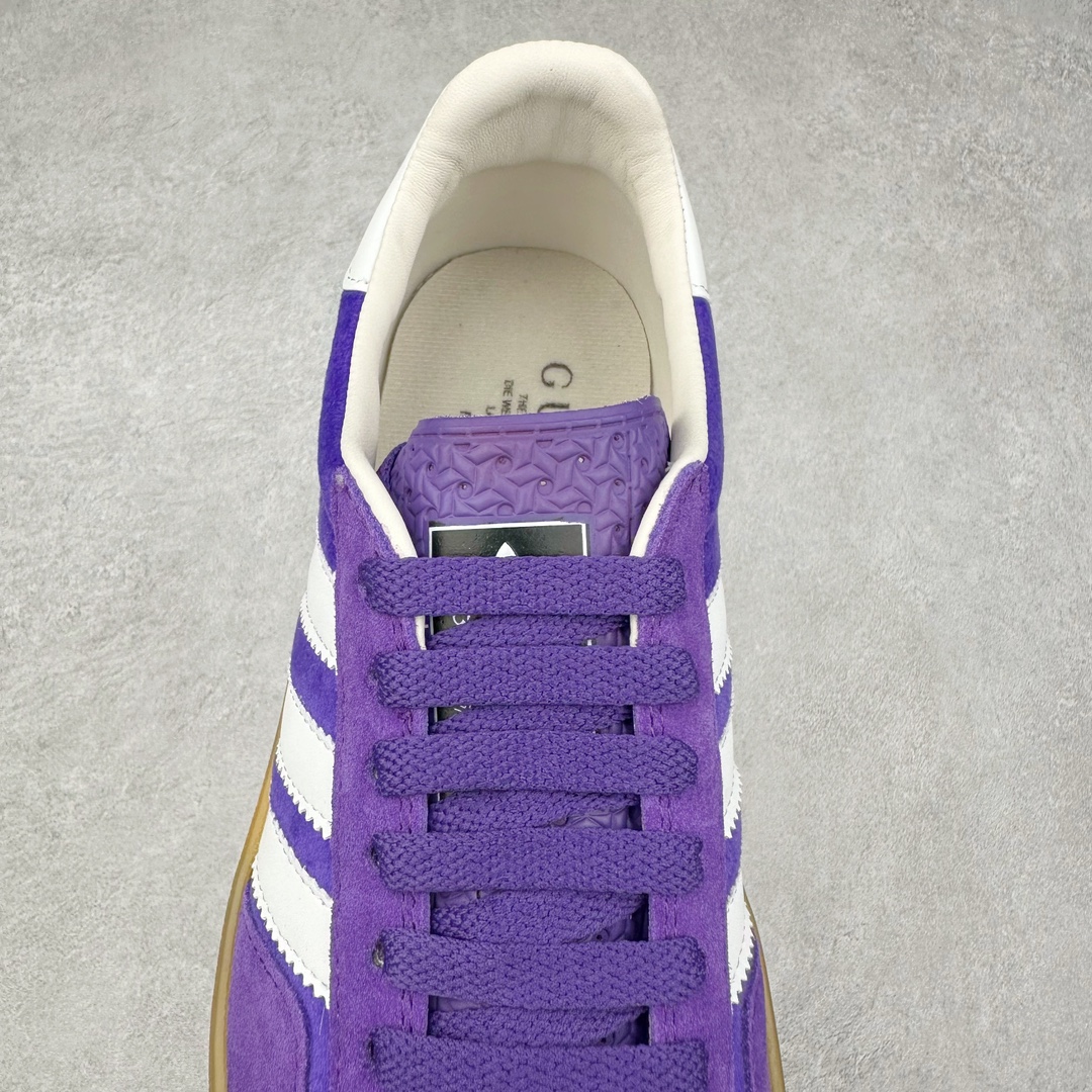 图片[5]-Adidas x GUCCI 重磅联名三叶草logo与标志性三条杆为设计元素 将其与独属于的GUCCI 双方选择adidas originals经典鞋型 Gazalle为蓝本，生胶鞋底搭载三叶草和GUCCI logo，蟒蛇纹、绒面、麂皮等材质纹理覆盖在鞋面上，将奢华复古与运动风相结合却不显违和感。三条杆的德训鞋今年也是要继续走俏 尺码：35 36 37 38 39 40 41 42 43 44 45 46-选品中心