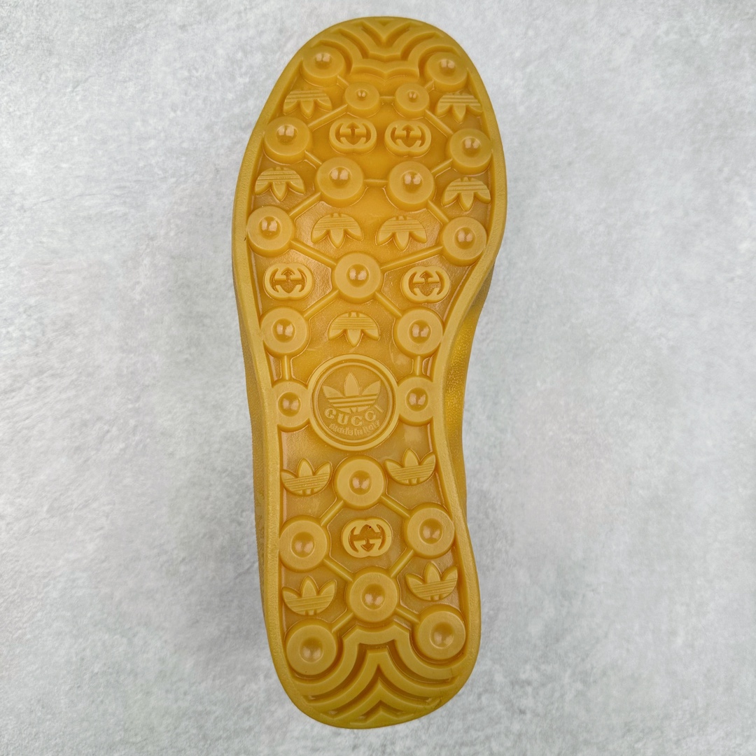 图片[9]-Adidas x GUCCI 重磅联名三叶草logo与标志性三条杆为设计元素 将其与独属于的GUCCI 双方选择adidas originals经典鞋型 Gazalle为蓝本，生胶鞋底搭载三叶草和GUCCI logo，蟒蛇纹、绒面、麂皮等材质纹理覆盖在鞋面上，将奢华复古与运动风相结合却不显违和感。三条杆的德训鞋今年也是要继续走俏 尺码：35 36 37 38 39 40 41 42 43 44 45 46-选品中心