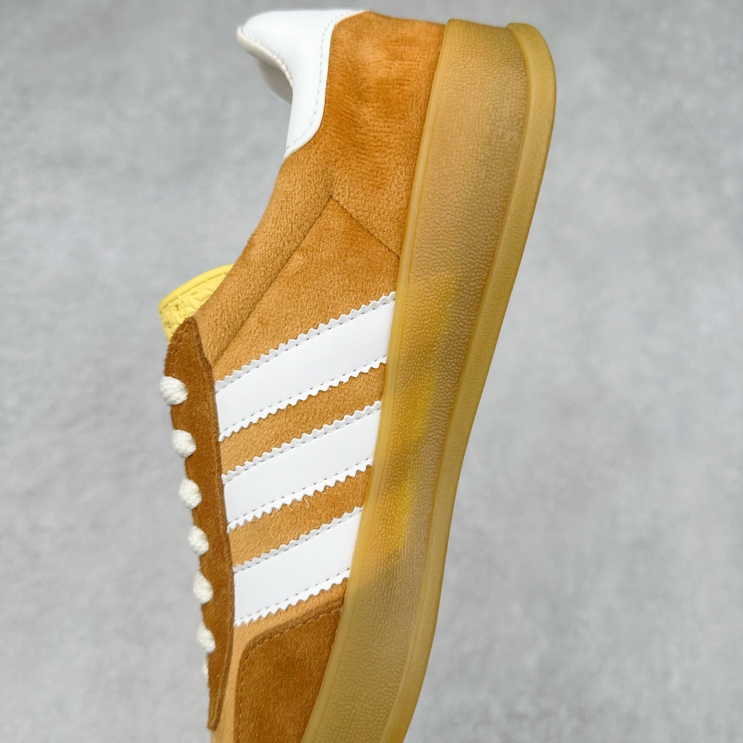 图片[7]-Adidas x GUCCI 重磅联名三叶草logo与标志性三条杆为设计元素 将其与独属于的GUCCI 双方选择adidas originals经典鞋型 Gazalle为蓝本，生胶鞋底搭载三叶草和GUCCI logo，蟒蛇纹、绒面、麂皮等材质纹理覆盖在鞋面上，将奢华复古与运动风相结合却不显违和感。三条杆的德训鞋今年也是要继续走俏 尺码：35 36 37 38 39 40 41 42 43 44 45 46-选品中心