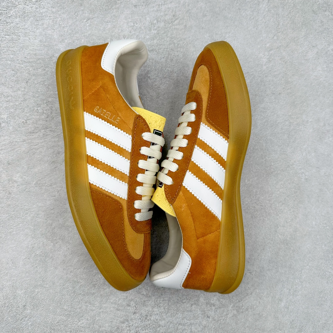 图片[3]-Adidas x GUCCI 重磅联名三叶草logo与标志性三条杆为设计元素 将其与独属于的GUCCI 双方选择adidas originals经典鞋型 Gazalle为蓝本，生胶鞋底搭载三叶草和GUCCI logo，蟒蛇纹、绒面、麂皮等材质纹理覆盖在鞋面上，将奢华复古与运动风相结合却不显违和感。三条杆的德训鞋今年也是要继续走俏 尺码：35 36 37 38 39 40 41 42 43 44 45 46-选品中心