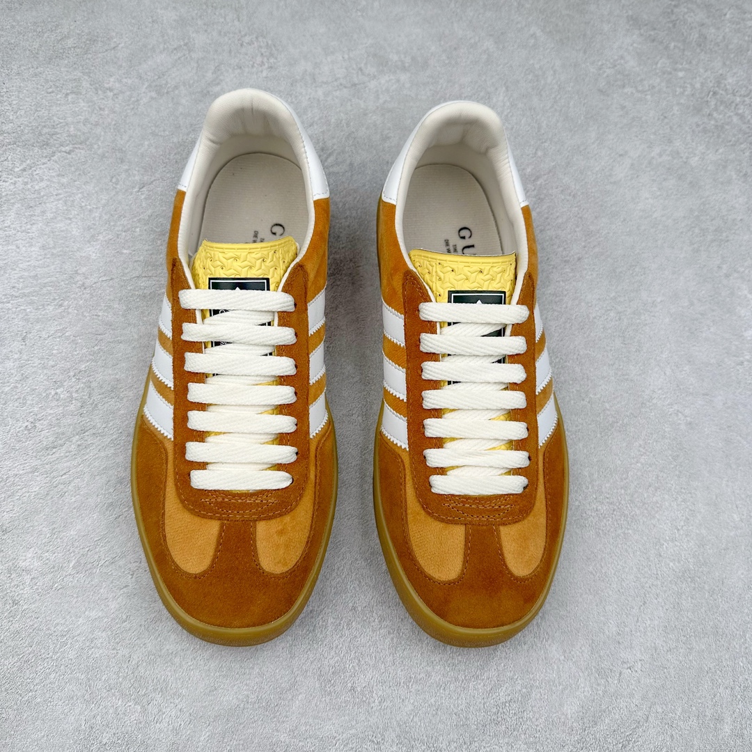 图片[2]-Adidas x GUCCI 重磅联名三叶草logo与标志性三条杆为设计元素 将其与独属于的GUCCI 双方选择adidas originals经典鞋型 Gazalle为蓝本，生胶鞋底搭载三叶草和GUCCI logo，蟒蛇纹、绒面、麂皮等材质纹理覆盖在鞋面上，将奢华复古与运动风相结合却不显违和感。三条杆的德训鞋今年也是要继续走俏 尺码：35 36 37 38 39 40 41 42 43 44 45 46-选品中心