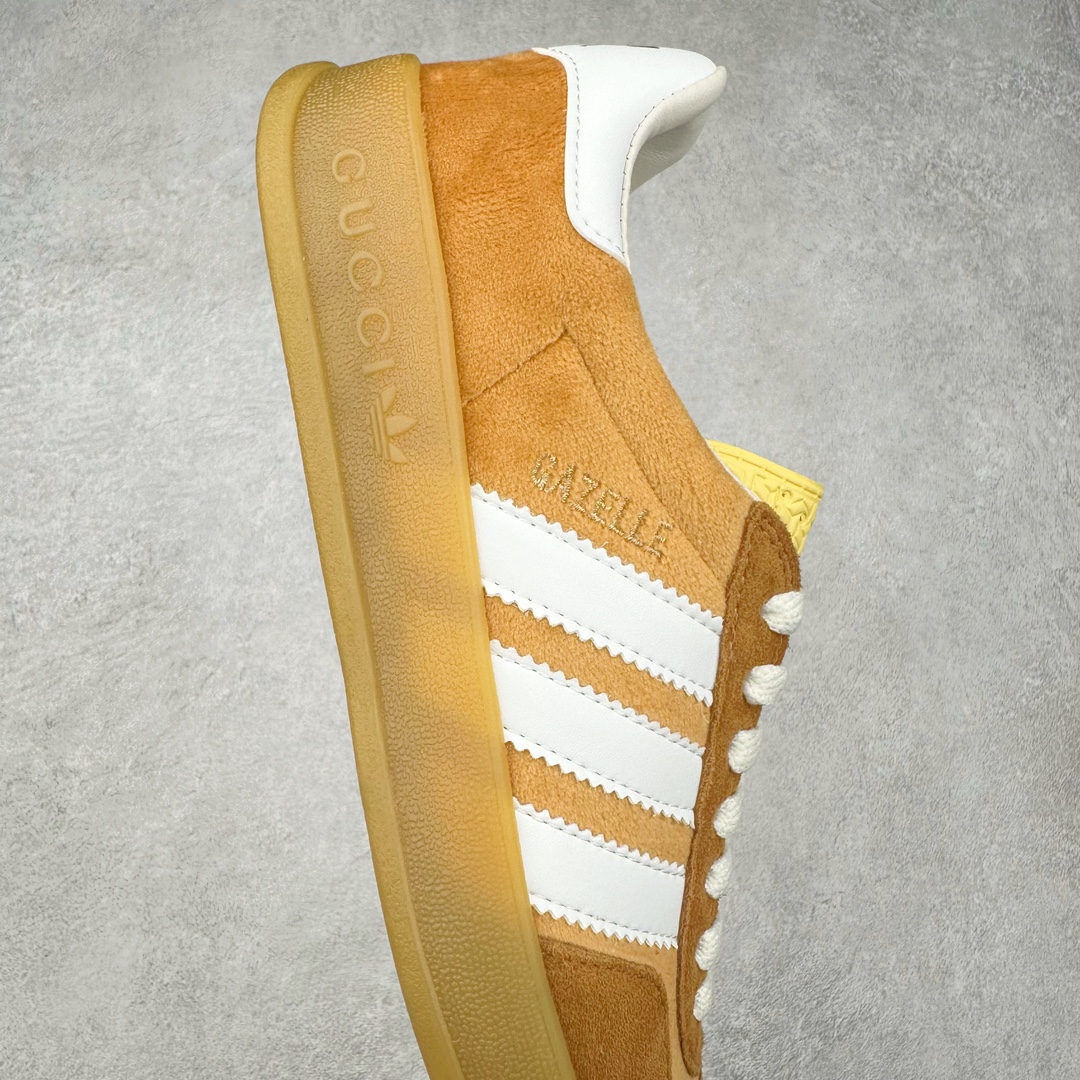 图片[6]-Adidas x GUCCI 重磅联名三叶草logo与标志性三条杆为设计元素 将其与独属于的GUCCI 双方选择adidas originals经典鞋型 Gazalle为蓝本，生胶鞋底搭载三叶草和GUCCI logo，蟒蛇纹、绒面、麂皮等材质纹理覆盖在鞋面上，将奢华复古与运动风相结合却不显违和感。三条杆的德训鞋今年也是要继续走俏 尺码：35 36 37 38 39 40 41 42 43 44 45 46-选品中心