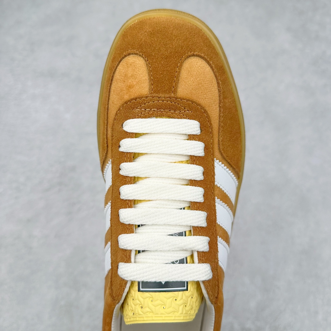图片[4]-Adidas x GUCCI 重磅联名三叶草logo与标志性三条杆为设计元素 将其与独属于的GUCCI 双方选择adidas originals经典鞋型 Gazalle为蓝本，生胶鞋底搭载三叶草和GUCCI logo，蟒蛇纹、绒面、麂皮等材质纹理覆盖在鞋面上，将奢华复古与运动风相结合却不显违和感。三条杆的德训鞋今年也是要继续走俏 尺码：35 36 37 38 39 40 41 42 43 44 45 46-选品中心