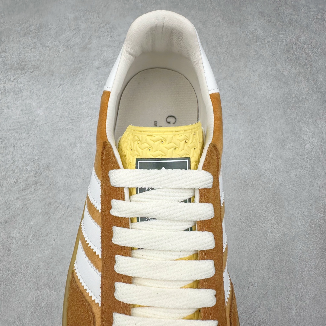 图片[5]-Adidas x GUCCI 重磅联名三叶草logo与标志性三条杆为设计元素 将其与独属于的GUCCI 双方选择adidas originals经典鞋型 Gazalle为蓝本，生胶鞋底搭载三叶草和GUCCI logo，蟒蛇纹、绒面、麂皮等材质纹理覆盖在鞋面上，将奢华复古与运动风相结合却不显违和感。三条杆的德训鞋今年也是要继续走俏 尺码：35 36 37 38 39 40 41 42 43 44 45 46-选品中心