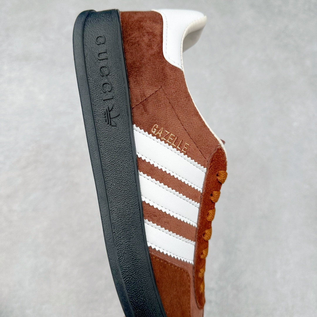 图片[6]-Adidas x GUCCI 重磅联名三叶草logo与标志性三条杆为设计元素 将其与独属于的GUCCI 双方选择adidas originals经典鞋型 Gazalle为蓝本，生胶鞋底搭载三叶草和GUCCI logo，蟒蛇纹、绒面、麂皮等材质纹理覆盖在鞋面上，将奢华复古与运动风相结合却不显违和感。三条杆的德训鞋今年也是要继续走俏 尺码：35 36 37 38 39 40 41 42 43 44 45 46-选品中心