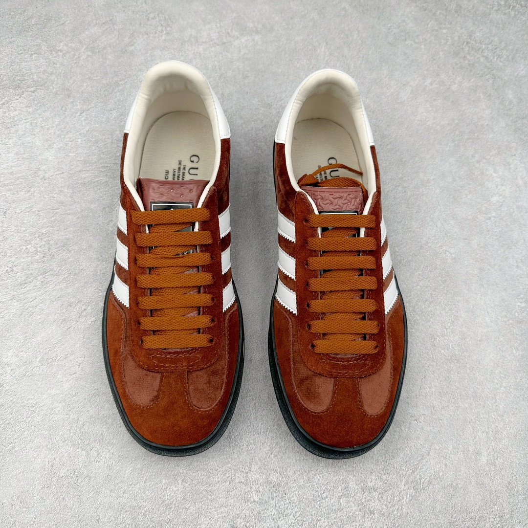 图片[2]-Adidas x GUCCI 重磅联名三叶草logo与标志性三条杆为设计元素 将其与独属于的GUCCI 双方选择adidas originals经典鞋型 Gazalle为蓝本，生胶鞋底搭载三叶草和GUCCI logo，蟒蛇纹、绒面、麂皮等材质纹理覆盖在鞋面上，将奢华复古与运动风相结合却不显违和感。三条杆的德训鞋今年也是要继续走俏 尺码：35 36 37 38 39 40 41 42 43 44 45 46-选品中心