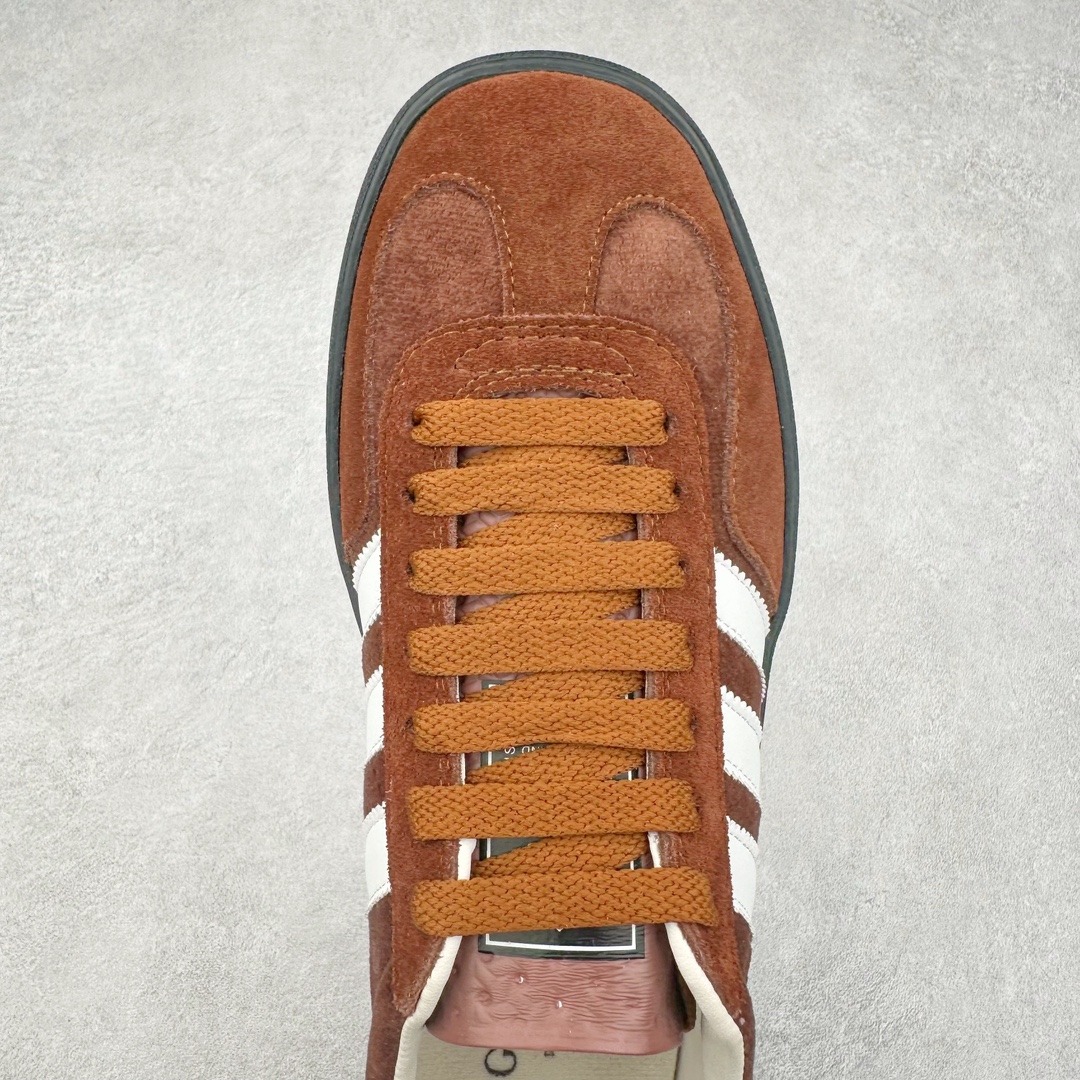 图片[4]-Adidas x GUCCI 重磅联名三叶草logo与标志性三条杆为设计元素 将其与独属于的GUCCI 双方选择adidas originals经典鞋型 Gazalle为蓝本，生胶鞋底搭载三叶草和GUCCI logo，蟒蛇纹、绒面、麂皮等材质纹理覆盖在鞋面上，将奢华复古与运动风相结合却不显违和感。三条杆的德训鞋今年也是要继续走俏 尺码：35 36 37 38 39 40 41 42 43 44 45 46-选品中心