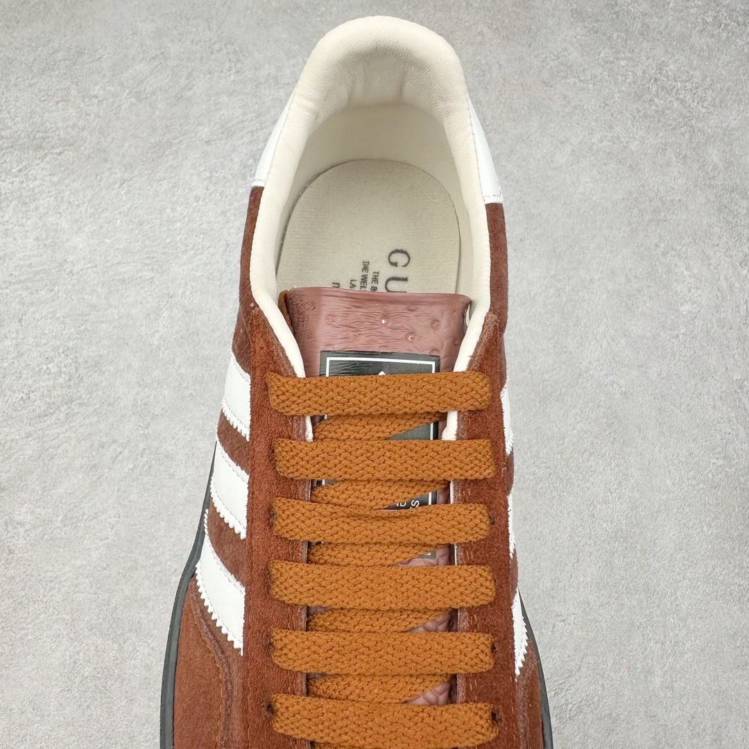 图片[5]-Adidas x GUCCI 重磅联名三叶草logo与标志性三条杆为设计元素 将其与独属于的GUCCI 双方选择adidas originals经典鞋型 Gazalle为蓝本，生胶鞋底搭载三叶草和GUCCI logo，蟒蛇纹、绒面、麂皮等材质纹理覆盖在鞋面上，将奢华复古与运动风相结合却不显违和感。三条杆的德训鞋今年也是要继续走俏 尺码：35 36 37 38 39 40 41 42 43 44 45 46-选品中心