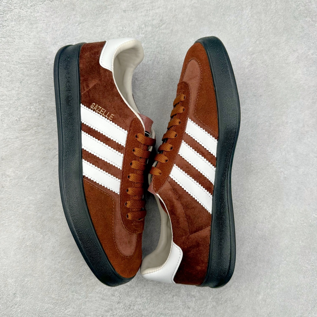 图片[3]-Adidas x GUCCI 重磅联名三叶草logo与标志性三条杆为设计元素 将其与独属于的GUCCI 双方选择adidas originals经典鞋型 Gazalle为蓝本，生胶鞋底搭载三叶草和GUCCI logo，蟒蛇纹、绒面、麂皮等材质纹理覆盖在鞋面上，将奢华复古与运动风相结合却不显违和感。三条杆的德训鞋今年也是要继续走俏 尺码：35 36 37 38 39 40 41 42 43 44 45 46-选品中心