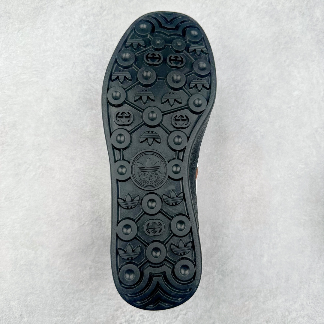 图片[9]-Adidas x GUCCI 重磅联名三叶草logo与标志性三条杆为设计元素 将其与独属于的GUCCI 双方选择adidas originals经典鞋型 Gazalle为蓝本，生胶鞋底搭载三叶草和GUCCI logo，蟒蛇纹、绒面、麂皮等材质纹理覆盖在鞋面上，将奢华复古与运动风相结合却不显违和感。三条杆的德训鞋今年也是要继续走俏 尺码：35 36 37 38 39 40 41 42 43 44 45 46-选品中心
