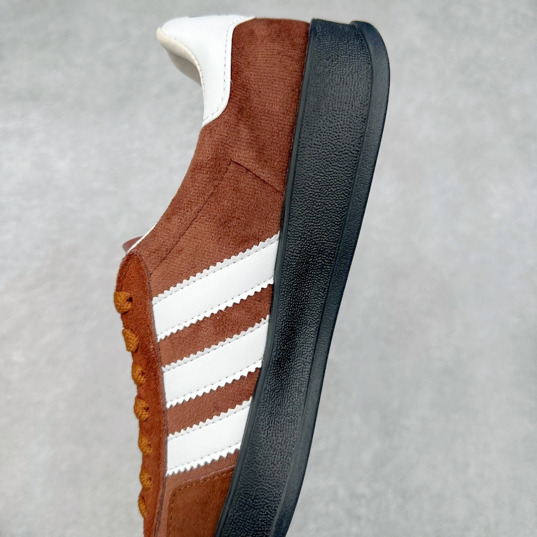 图片[7]-Adidas x GUCCI 重磅联名三叶草logo与标志性三条杆为设计元素 将其与独属于的GUCCI 双方选择adidas originals经典鞋型 Gazalle为蓝本，生胶鞋底搭载三叶草和GUCCI logo，蟒蛇纹、绒面、麂皮等材质纹理覆盖在鞋面上，将奢华复古与运动风相结合却不显违和感。三条杆的德训鞋今年也是要继续走俏 尺码：35 36 37 38 39 40 41 42 43 44 45 46-选品中心