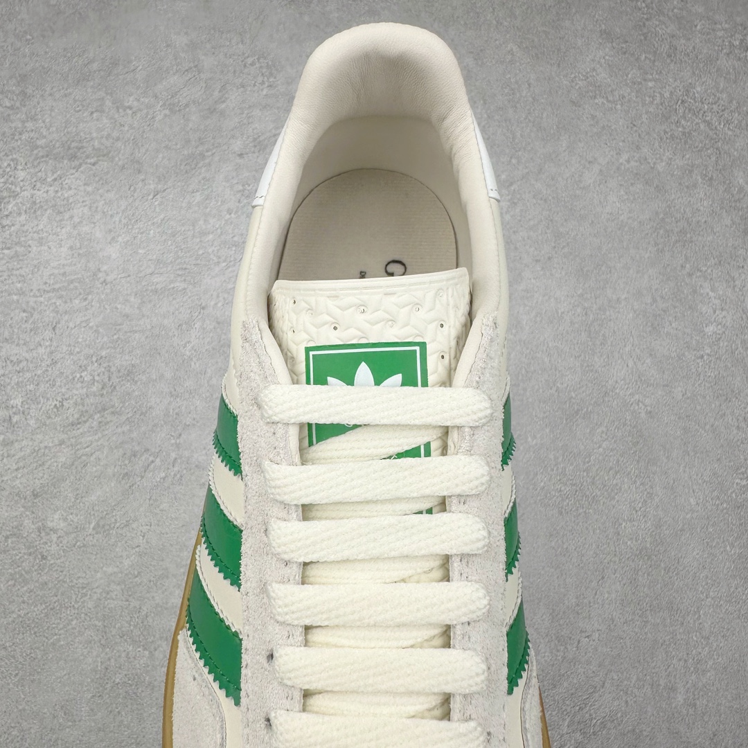 图片[5]-Adidas x GUCCI 重磅联名三叶草logo与标志性三条杆为设计元素 将其与独属于的GUCCI 双方选择adidas originals经典鞋型 Gazalle为蓝本，生胶鞋底搭载三叶草和GUCCI logo，蟒蛇纹、绒面、麂皮等材质纹理覆盖在鞋面上，将奢华复古与运动风相结合却不显违和感。三条杆的德训鞋今年也是要继续走俏 尺码：35 36 37 38 39 40 41 42 43 44 45 46-选品中心