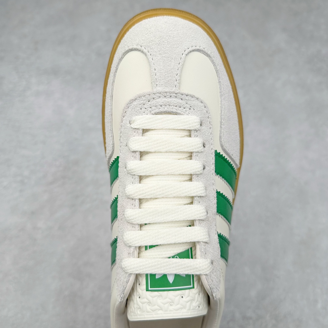 图片[4]-Adidas x GUCCI 重磅联名三叶草logo与标志性三条杆为设计元素 将其与独属于的GUCCI 双方选择adidas originals经典鞋型 Gazalle为蓝本，生胶鞋底搭载三叶草和GUCCI logo，蟒蛇纹、绒面、麂皮等材质纹理覆盖在鞋面上，将奢华复古与运动风相结合却不显违和感。三条杆的德训鞋今年也是要继续走俏 尺码：35 36 37 38 39 40 41 42 43 44 45 46-选品中心