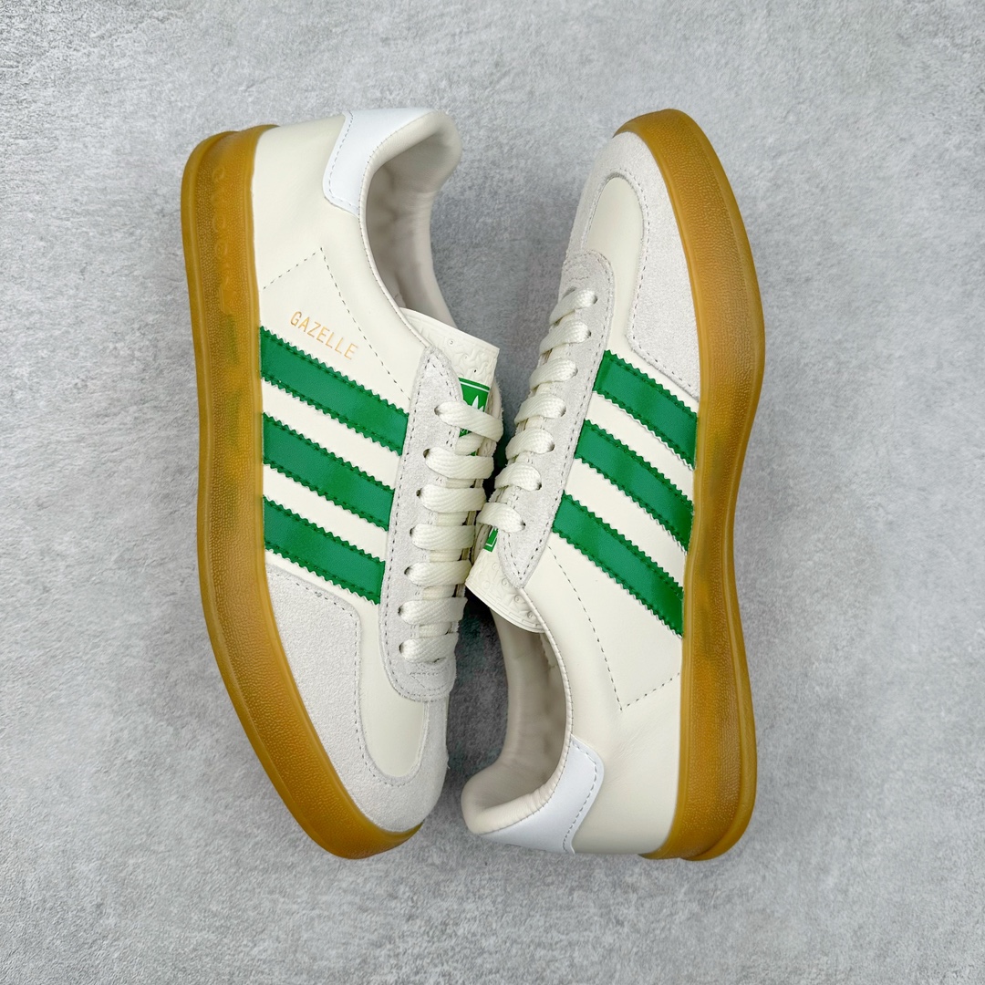 图片[3]-Adidas x GUCCI 重磅联名三叶草logo与标志性三条杆为设计元素 将其与独属于的GUCCI 双方选择adidas originals经典鞋型 Gazalle为蓝本，生胶鞋底搭载三叶草和GUCCI logo，蟒蛇纹、绒面、麂皮等材质纹理覆盖在鞋面上，将奢华复古与运动风相结合却不显违和感。三条杆的德训鞋今年也是要继续走俏 尺码：35 36 37 38 39 40 41 42 43 44 45 46-选品中心
