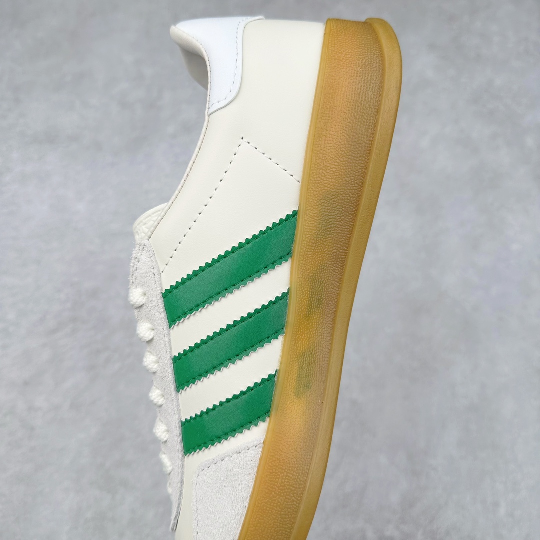 图片[7]-Adidas x GUCCI 重磅联名三叶草logo与标志性三条杆为设计元素 将其与独属于的GUCCI 双方选择adidas originals经典鞋型 Gazalle为蓝本，生胶鞋底搭载三叶草和GUCCI logo，蟒蛇纹、绒面、麂皮等材质纹理覆盖在鞋面上，将奢华复古与运动风相结合却不显违和感。三条杆的德训鞋今年也是要继续走俏 尺码：35 36 37 38 39 40 41 42 43 44 45 46-选品中心