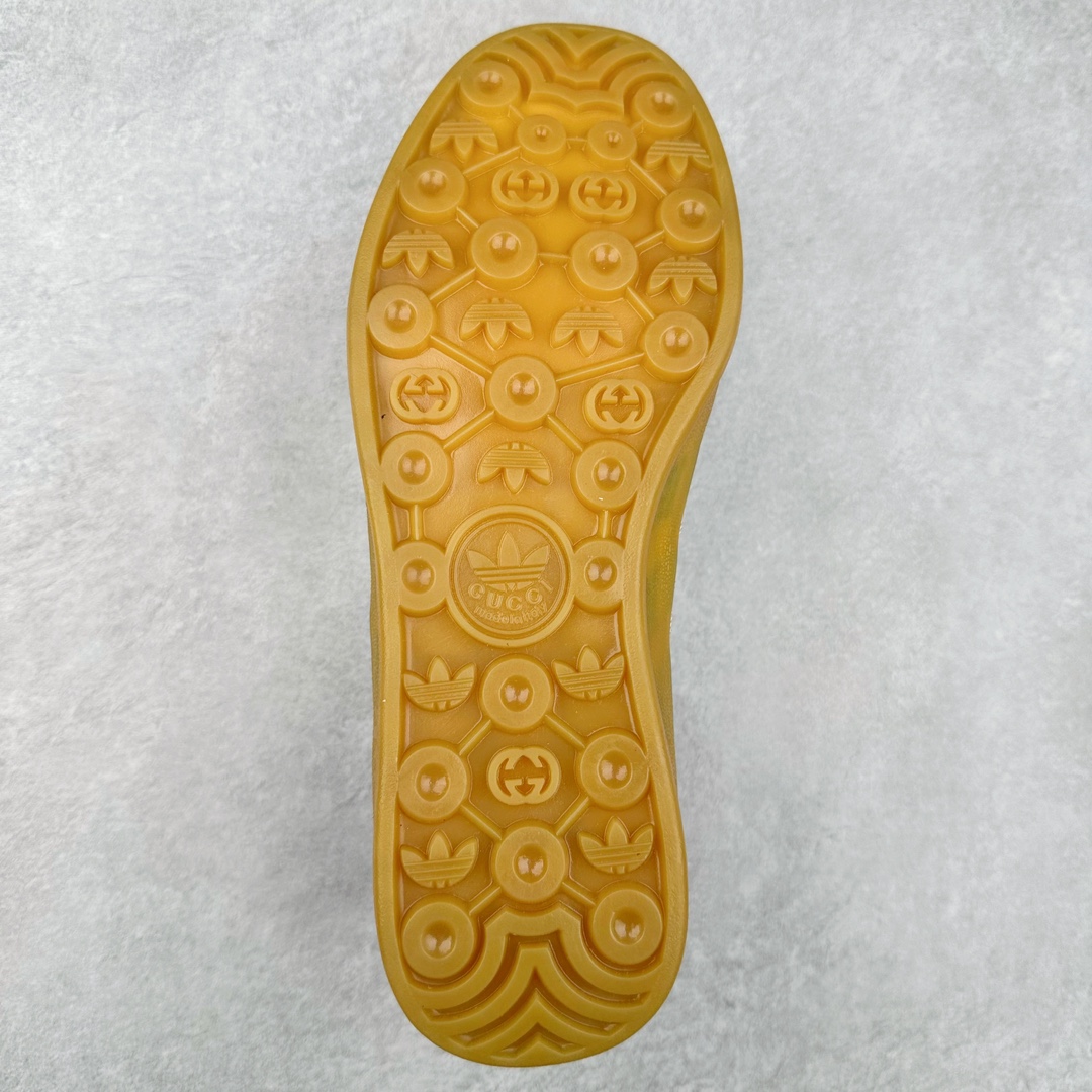 图片[9]-Adidas x GUCCI 重磅联名三叶草logo与标志性三条杆为设计元素 将其与独属于的GUCCI 双方选择adidas originals经典鞋型 Gazalle为蓝本，生胶鞋底搭载三叶草和GUCCI logo，蟒蛇纹、绒面、麂皮等材质纹理覆盖在鞋面上，将奢华复古与运动风相结合却不显违和感。三条杆的德训鞋今年也是要继续走俏 尺码：35 36 37 38 39 40 41 42 43 44 45 46-选品中心