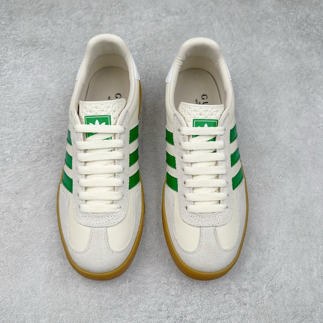 图片[2]-Adidas x GUCCI 重磅联名三叶草logo与标志性三条杆为设计元素 将其与独属于的GUCCI 双方选择adidas originals经典鞋型 Gazalle为蓝本，生胶鞋底搭载三叶草和GUCCI logo，蟒蛇纹、绒面、麂皮等材质纹理覆盖在鞋面上，将奢华复古与运动风相结合却不显违和感。三条杆的德训鞋今年也是要继续走俏 尺码：35 36 37 38 39 40 41 42 43 44 45 46-选品中心