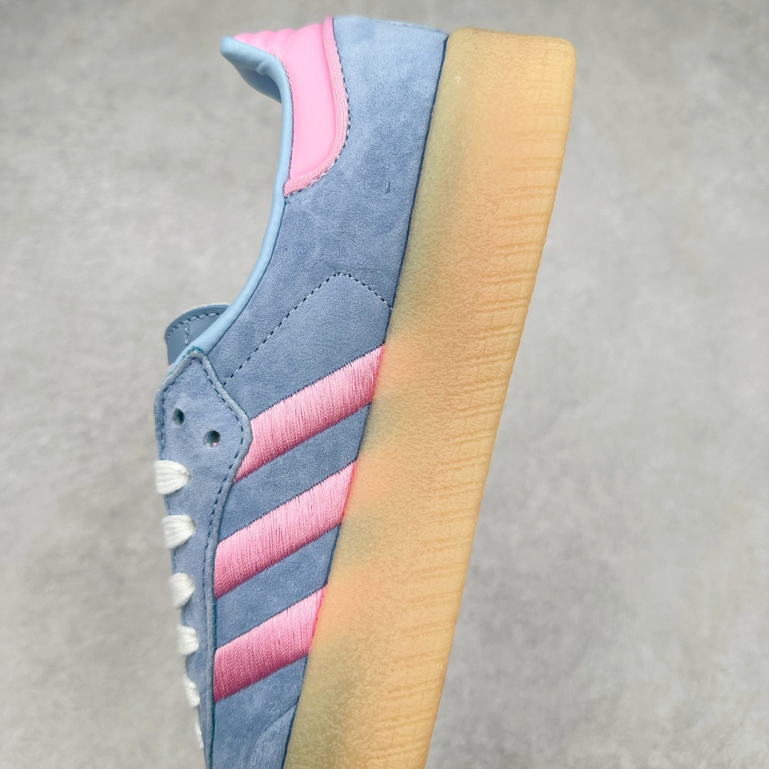 图片[7]-AD Samba XLG 桑巴舞加大厚底版系列德训风百搭松糕休闲运动板鞋生胶底 JH8834 自Originals Samba成功借势Blokecore风潮一跃成为街头巷尾的焦点鞋款后,不论是围绕Samba本身打造的各式「变种版本」,还是以Samba为蓝本打造联名鞋款,都成为了时尚潮流人士日常穿搭首选。Samba XLG是adidas Originals不断扩展XLG系列的一部分,旨在与年轻文化相契合,迎合那些希望通过个性时尚表达自我而不愿牺牲舒适度的年轻群体。街头时尚领域的Gen Z特别偏爱宽松的穿着风格。Samba XLG针对这一点做了创新。它在延续Samba OG经典设计的基础上,迎合年轻群体的穿着习惯,重塑为宽大的鞋身比例轮廓以及加厚中底,让消费者轻松展示自己独特的风格。全新的Samba XLG系列不仅迎合了当下年轻群体的穿搭习惯,加宽了鞋身比例以及将中底进一步增厚,在视觉比例上更加饱满,同时还保留了经典Samba的细节,这样一来,鞋迷朋友在穿搭上不仅能更加个性化,而且还能延续一定的复古感受。尺码：36 36⅔ 37⅓ 38 38⅔ 39⅓ 40 40⅔ 41⅓ 42 42⅔ 43⅓ 44 45-选品中心