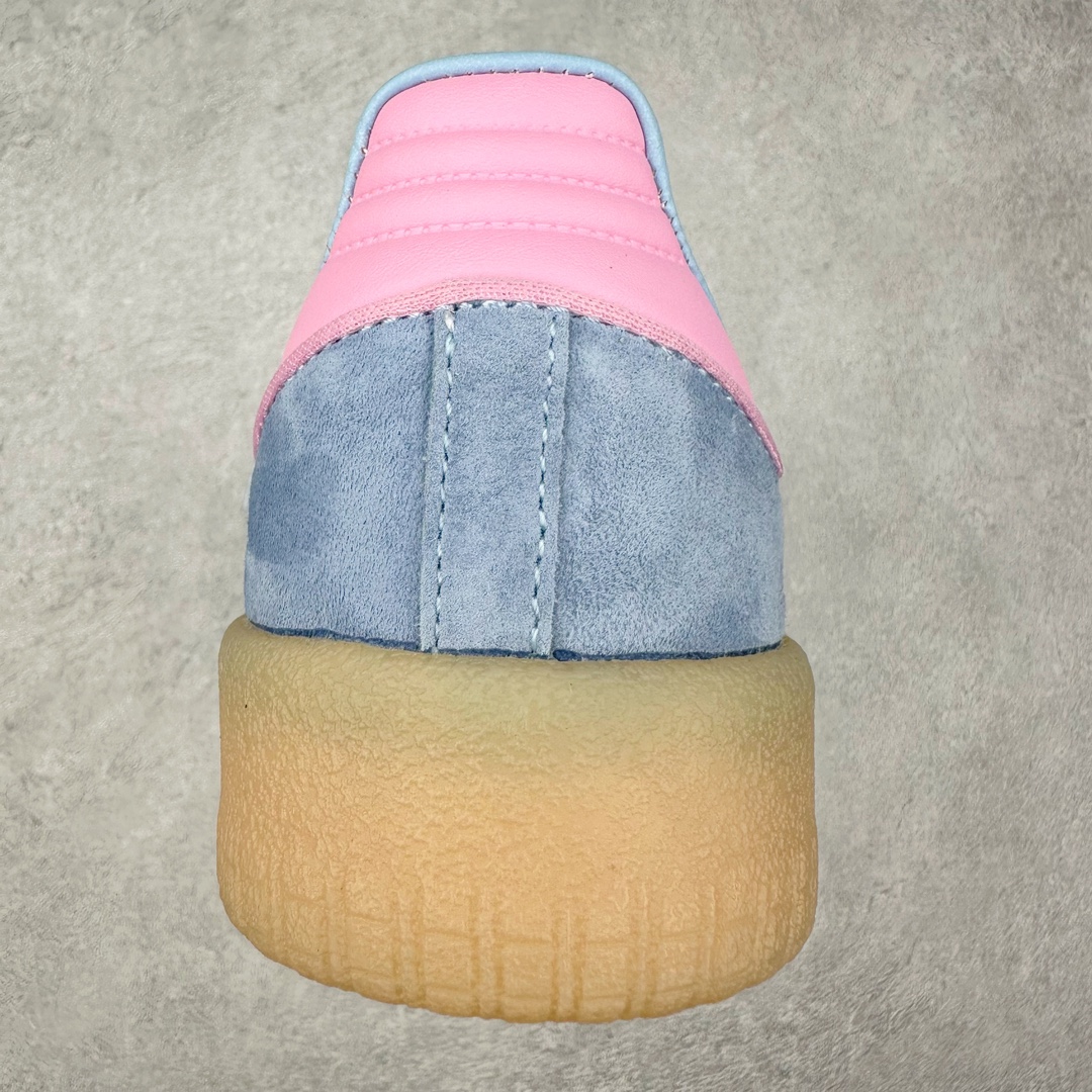 图片[8]-AD Samba XLG 桑巴舞加大厚底版系列德训风百搭松糕休闲运动板鞋生胶底 JH8834 自Originals Samba成功借势Blokecore风潮一跃成为街头巷尾的焦点鞋款后,不论是围绕Samba本身打造的各式「变种版本」,还是以Samba为蓝本打造联名鞋款,都成为了时尚潮流人士日常穿搭首选。Samba XLG是adidas Originals不断扩展XLG系列的一部分,旨在与年轻文化相契合,迎合那些希望通过个性时尚表达自我而不愿牺牲舒适度的年轻群体。街头时尚领域的Gen Z特别偏爱宽松的穿着风格。Samba XLG针对这一点做了创新。它在延续Samba OG经典设计的基础上,迎合年轻群体的穿着习惯,重塑为宽大的鞋身比例轮廓以及加厚中底,让消费者轻松展示自己独特的风格。全新的Samba XLG系列不仅迎合了当下年轻群体的穿搭习惯,加宽了鞋身比例以及将中底进一步增厚,在视觉比例上更加饱满,同时还保留了经典Samba的细节,这样一来,鞋迷朋友在穿搭上不仅能更加个性化,而且还能延续一定的复古感受。尺码：36 36⅔ 37⅓ 38 38⅔ 39⅓ 40 40⅔ 41⅓ 42 42⅔ 43⅓ 44 45-选品中心