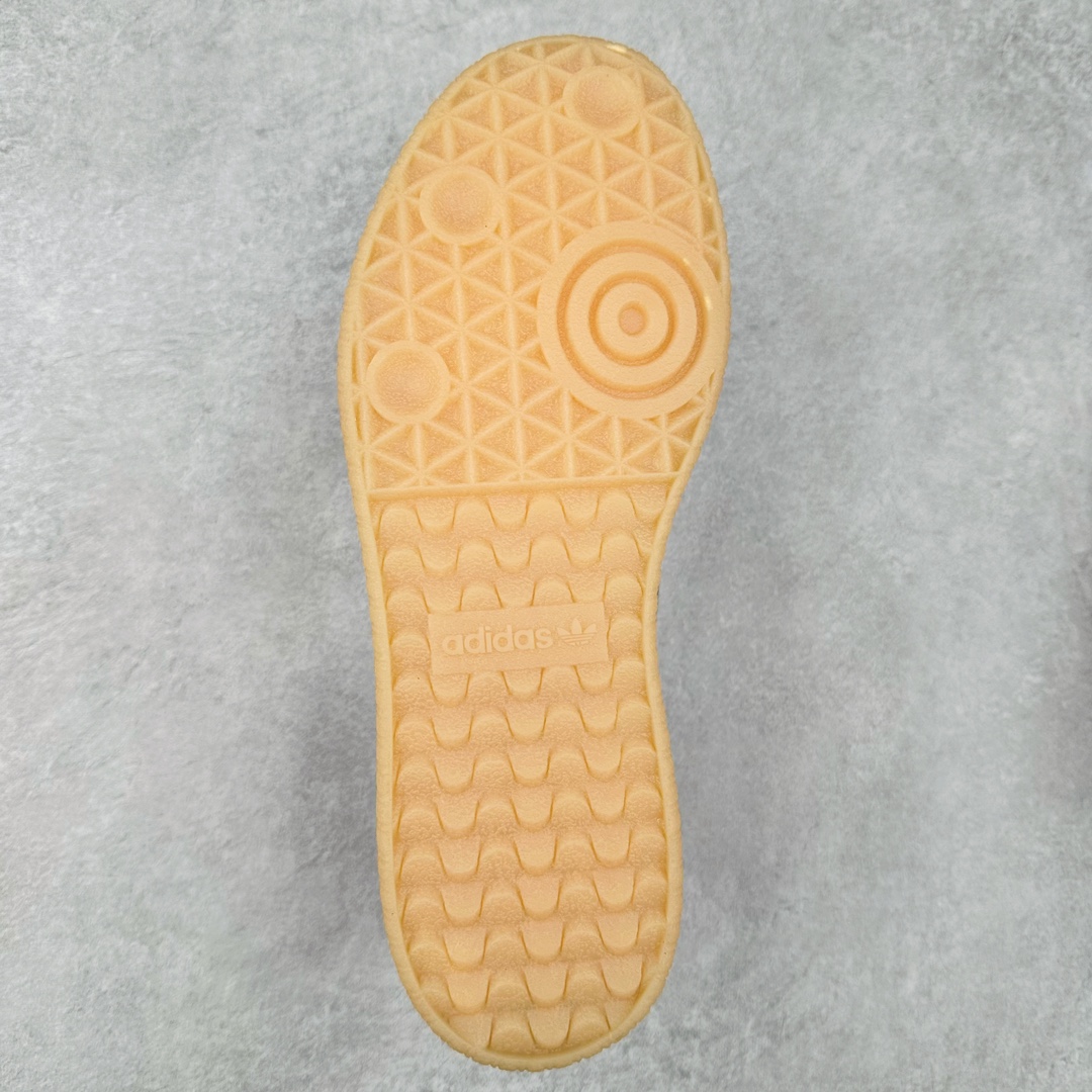 图片[9]-AD Samba XLG 桑巴舞加大厚底版系列德训风百搭松糕休闲运动板鞋生胶底 JH8834 自Originals Samba成功借势Blokecore风潮一跃成为街头巷尾的焦点鞋款后,不论是围绕Samba本身打造的各式「变种版本」,还是以Samba为蓝本打造联名鞋款,都成为了时尚潮流人士日常穿搭首选。Samba XLG是adidas Originals不断扩展XLG系列的一部分,旨在与年轻文化相契合,迎合那些希望通过个性时尚表达自我而不愿牺牲舒适度的年轻群体。街头时尚领域的Gen Z特别偏爱宽松的穿着风格。Samba XLG针对这一点做了创新。它在延续Samba OG经典设计的基础上,迎合年轻群体的穿着习惯,重塑为宽大的鞋身比例轮廓以及加厚中底,让消费者轻松展示自己独特的风格。全新的Samba XLG系列不仅迎合了当下年轻群体的穿搭习惯,加宽了鞋身比例以及将中底进一步增厚,在视觉比例上更加饱满,同时还保留了经典Samba的细节,这样一来,鞋迷朋友在穿搭上不仅能更加个性化,而且还能延续一定的复古感受。尺码：36 36⅔ 37⅓ 38 38⅔ 39⅓ 40 40⅔ 41⅓ 42 42⅔ 43⅓ 44 45-选品中心