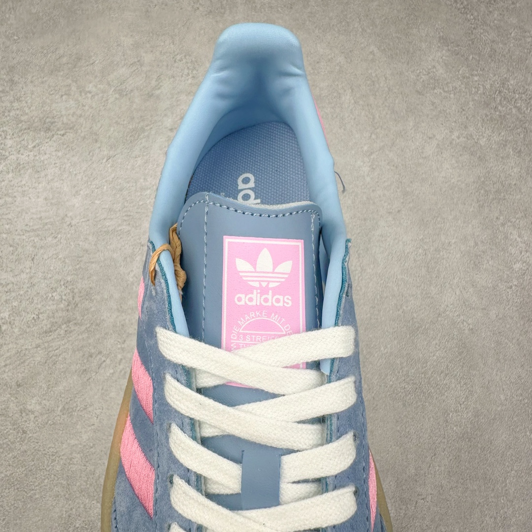 图片[5]-AD Samba XLG 桑巴舞加大厚底版系列德训风百搭松糕休闲运动板鞋生胶底 JH8834 自Originals Samba成功借势Blokecore风潮一跃成为街头巷尾的焦点鞋款后,不论是围绕Samba本身打造的各式「变种版本」,还是以Samba为蓝本打造联名鞋款,都成为了时尚潮流人士日常穿搭首选。Samba XLG是adidas Originals不断扩展XLG系列的一部分,旨在与年轻文化相契合,迎合那些希望通过个性时尚表达自我而不愿牺牲舒适度的年轻群体。街头时尚领域的Gen Z特别偏爱宽松的穿着风格。Samba XLG针对这一点做了创新。它在延续Samba OG经典设计的基础上,迎合年轻群体的穿着习惯,重塑为宽大的鞋身比例轮廓以及加厚中底,让消费者轻松展示自己独特的风格。全新的Samba XLG系列不仅迎合了当下年轻群体的穿搭习惯,加宽了鞋身比例以及将中底进一步增厚,在视觉比例上更加饱满,同时还保留了经典Samba的细节,这样一来,鞋迷朋友在穿搭上不仅能更加个性化,而且还能延续一定的复古感受。尺码：36 36⅔ 37⅓ 38 38⅔ 39⅓ 40 40⅔ 41⅓ 42 42⅔ 43⅓ 44 45-选品中心