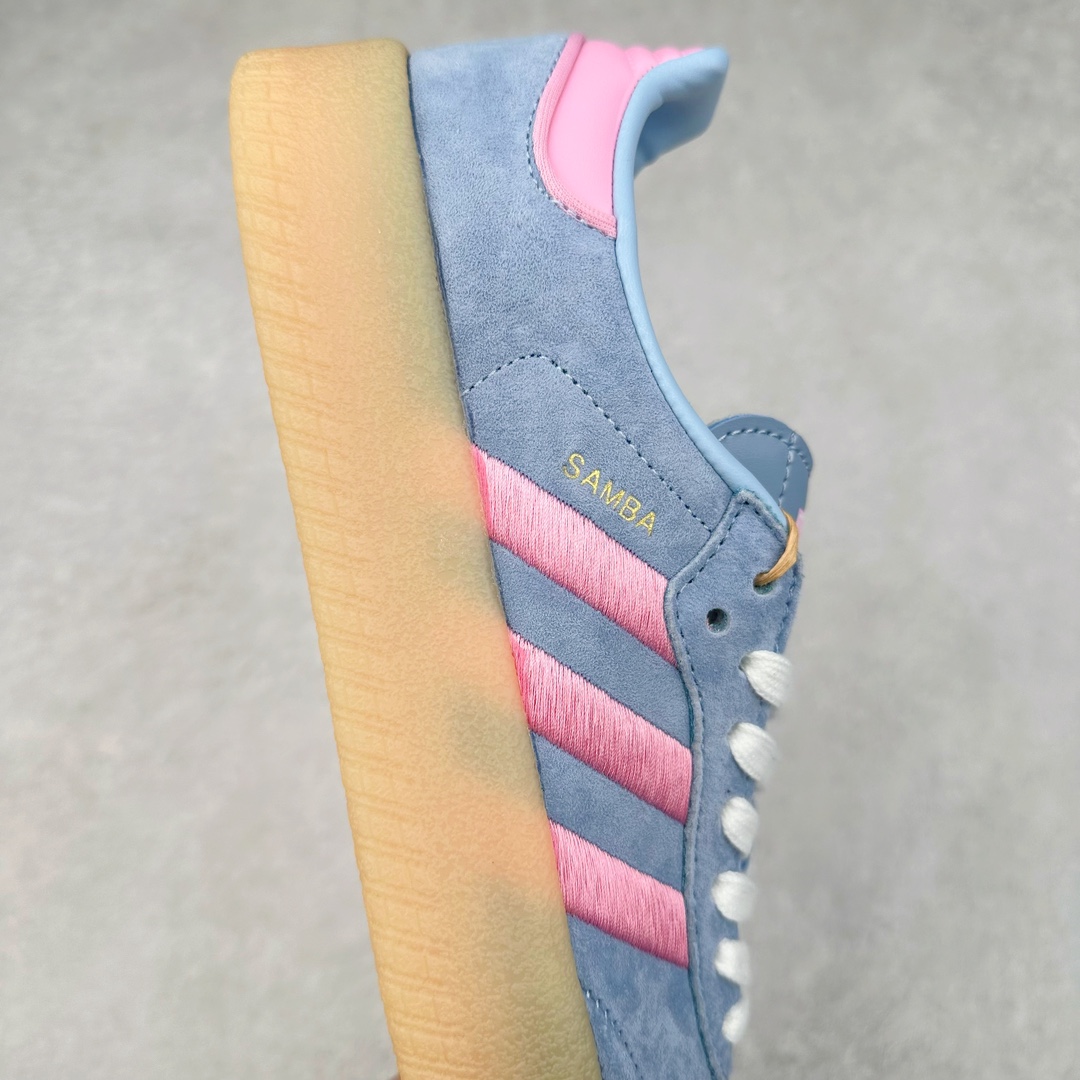 图片[6]-AD Samba XLG 桑巴舞加大厚底版系列德训风百搭松糕休闲运动板鞋生胶底 JH8834 自Originals Samba成功借势Blokecore风潮一跃成为街头巷尾的焦点鞋款后,不论是围绕Samba本身打造的各式「变种版本」,还是以Samba为蓝本打造联名鞋款,都成为了时尚潮流人士日常穿搭首选。Samba XLG是adidas Originals不断扩展XLG系列的一部分,旨在与年轻文化相契合,迎合那些希望通过个性时尚表达自我而不愿牺牲舒适度的年轻群体。街头时尚领域的Gen Z特别偏爱宽松的穿着风格。Samba XLG针对这一点做了创新。它在延续Samba OG经典设计的基础上,迎合年轻群体的穿着习惯,重塑为宽大的鞋身比例轮廓以及加厚中底,让消费者轻松展示自己独特的风格。全新的Samba XLG系列不仅迎合了当下年轻群体的穿搭习惯,加宽了鞋身比例以及将中底进一步增厚,在视觉比例上更加饱满,同时还保留了经典Samba的细节,这样一来,鞋迷朋友在穿搭上不仅能更加个性化,而且还能延续一定的复古感受。尺码：36 36⅔ 37⅓ 38 38⅔ 39⅓ 40 40⅔ 41⅓ 42 42⅔ 43⅓ 44 45-选品中心