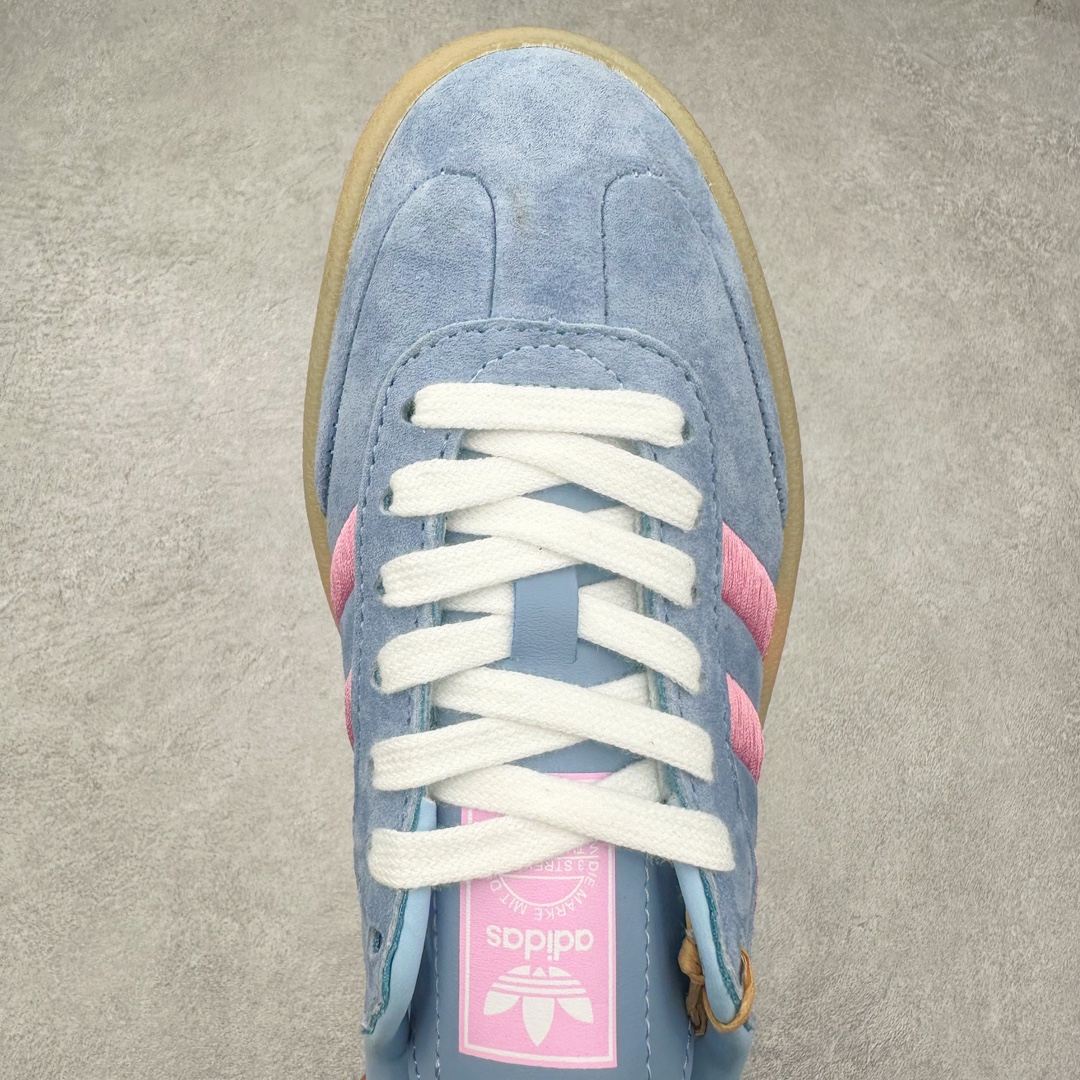 图片[4]-AD Samba XLG 桑巴舞加大厚底版系列德训风百搭松糕休闲运动板鞋生胶底 JH8834 自Originals Samba成功借势Blokecore风潮一跃成为街头巷尾的焦点鞋款后,不论是围绕Samba本身打造的各式「变种版本」,还是以Samba为蓝本打造联名鞋款,都成为了时尚潮流人士日常穿搭首选。Samba XLG是adidas Originals不断扩展XLG系列的一部分,旨在与年轻文化相契合,迎合那些希望通过个性时尚表达自我而不愿牺牲舒适度的年轻群体。街头时尚领域的Gen Z特别偏爱宽松的穿着风格。Samba XLG针对这一点做了创新。它在延续Samba OG经典设计的基础上,迎合年轻群体的穿着习惯,重塑为宽大的鞋身比例轮廓以及加厚中底,让消费者轻松展示自己独特的风格。全新的Samba XLG系列不仅迎合了当下年轻群体的穿搭习惯,加宽了鞋身比例以及将中底进一步增厚,在视觉比例上更加饱满,同时还保留了经典Samba的细节,这样一来,鞋迷朋友在穿搭上不仅能更加个性化,而且还能延续一定的复古感受。尺码：36 36⅔ 37⅓ 38 38⅔ 39⅓ 40 40⅔ 41⅓ 42 42⅔ 43⅓ 44 45-选品中心