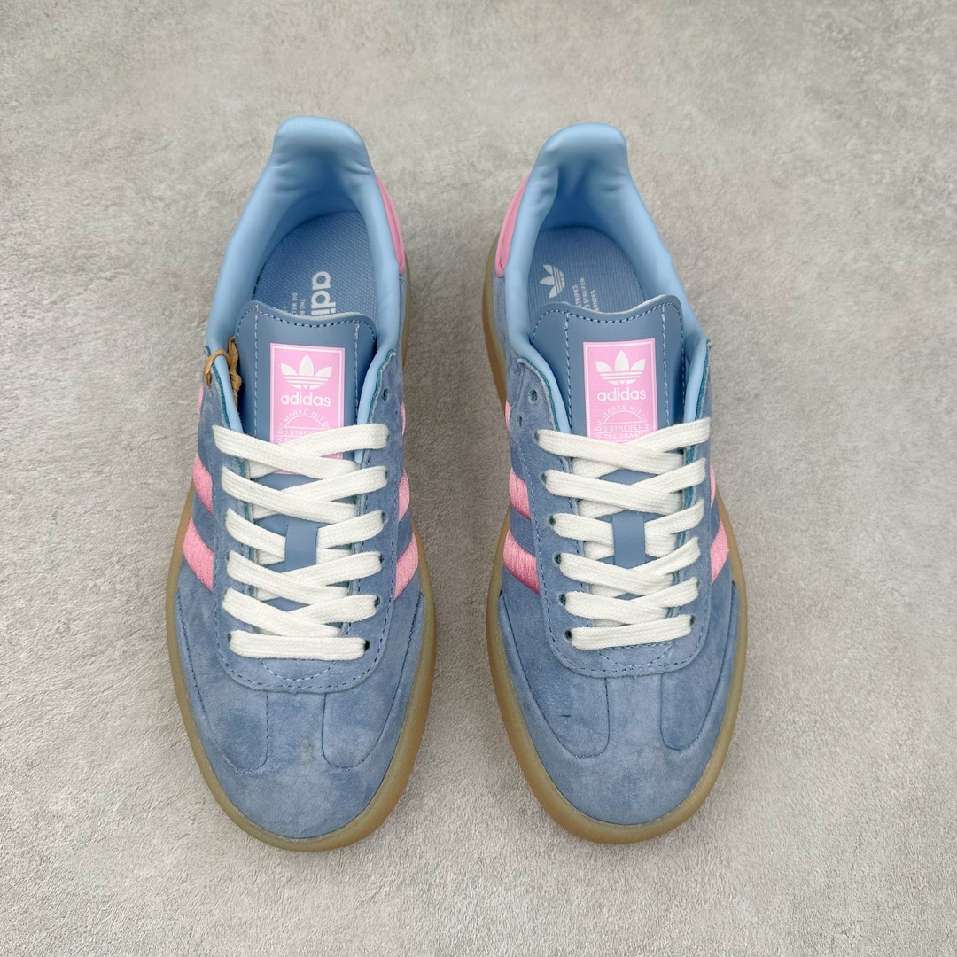 图片[2]-AD Samba XLG 桑巴舞加大厚底版系列德训风百搭松糕休闲运动板鞋生胶底 JH8834 自Originals Samba成功借势Blokecore风潮一跃成为街头巷尾的焦点鞋款后,不论是围绕Samba本身打造的各式「变种版本」,还是以Samba为蓝本打造联名鞋款,都成为了时尚潮流人士日常穿搭首选。Samba XLG是adidas Originals不断扩展XLG系列的一部分,旨在与年轻文化相契合,迎合那些希望通过个性时尚表达自我而不愿牺牲舒适度的年轻群体。街头时尚领域的Gen Z特别偏爱宽松的穿着风格。Samba XLG针对这一点做了创新。它在延续Samba OG经典设计的基础上,迎合年轻群体的穿着习惯,重塑为宽大的鞋身比例轮廓以及加厚中底,让消费者轻松展示自己独特的风格。全新的Samba XLG系列不仅迎合了当下年轻群体的穿搭习惯,加宽了鞋身比例以及将中底进一步增厚,在视觉比例上更加饱满,同时还保留了经典Samba的细节,这样一来,鞋迷朋友在穿搭上不仅能更加个性化,而且还能延续一定的复古感受。尺码：36 36⅔ 37⅓ 38 38⅔ 39⅓ 40 40⅔ 41⅓ 42 42⅔ 43⅓ 44 45-选品中心