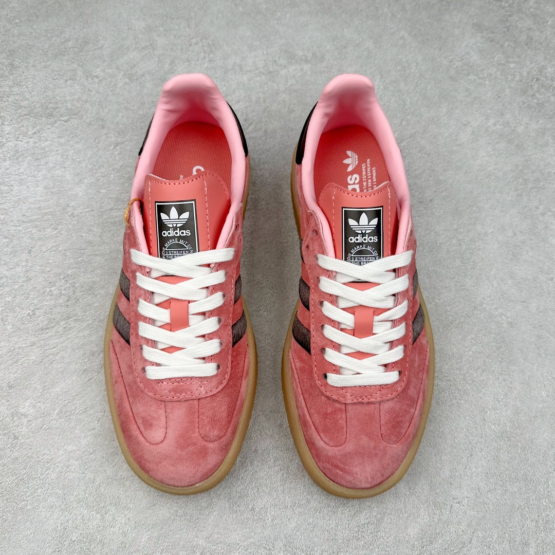 图片[2]-AD Samba XLG 桑巴舞加大厚底版系列德训风百搭松糕休闲运动板鞋生胶底 JH8836 自Originals Samba成功借势Blokecore风潮一跃成为街头巷尾的焦点鞋款后,不论是围绕Samba本身打造的各式「变种版本」,还是以Samba为蓝本打造联名鞋款,都成为了时尚潮流人士日常穿搭首选。Samba XLG是adidas Originals不断扩展XLG系列的一部分,旨在与年轻文化相契合,迎合那些希望通过个性时尚表达自我而不愿牺牲舒适度的年轻群体。街头时尚领域的Gen Z特别偏爱宽松的穿着风格。Samba XLG针对这一点做了创新。它在延续Samba OG经典设计的基础上,迎合年轻群体的穿着习惯,重塑为宽大的鞋身比例轮廓以及加厚中底,让消费者轻松展示自己独特的风格。全新的Samba XLG系列不仅迎合了当下年轻群体的穿搭习惯,加宽了鞋身比例以及将中底进一步增厚,在视觉比例上更加饱满,同时还保留了经典Samba的细节,这样一来,鞋迷朋友在穿搭上不仅能更加个性化,而且还能延续一定的复古感受。尺码：36 36⅔ 37⅓ 38 38⅔ 39⅓ 40 40⅔ 41⅓ 42 42⅔ 43⅓ 44 45-选品中心