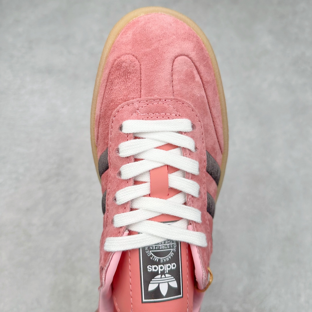 图片[4]-AD Samba XLG 桑巴舞加大厚底版系列德训风百搭松糕休闲运动板鞋生胶底 JH8836 自Originals Samba成功借势Blokecore风潮一跃成为街头巷尾的焦点鞋款后,不论是围绕Samba本身打造的各式「变种版本」,还是以Samba为蓝本打造联名鞋款,都成为了时尚潮流人士日常穿搭首选。Samba XLG是adidas Originals不断扩展XLG系列的一部分,旨在与年轻文化相契合,迎合那些希望通过个性时尚表达自我而不愿牺牲舒适度的年轻群体。街头时尚领域的Gen Z特别偏爱宽松的穿着风格。Samba XLG针对这一点做了创新。它在延续Samba OG经典设计的基础上,迎合年轻群体的穿着习惯,重塑为宽大的鞋身比例轮廓以及加厚中底,让消费者轻松展示自己独特的风格。全新的Samba XLG系列不仅迎合了当下年轻群体的穿搭习惯,加宽了鞋身比例以及将中底进一步增厚,在视觉比例上更加饱满,同时还保留了经典Samba的细节,这样一来,鞋迷朋友在穿搭上不仅能更加个性化,而且还能延续一定的复古感受。尺码：36 36⅔ 37⅓ 38 38⅔ 39⅓ 40 40⅔ 41⅓ 42 42⅔ 43⅓ 44 45-选品中心