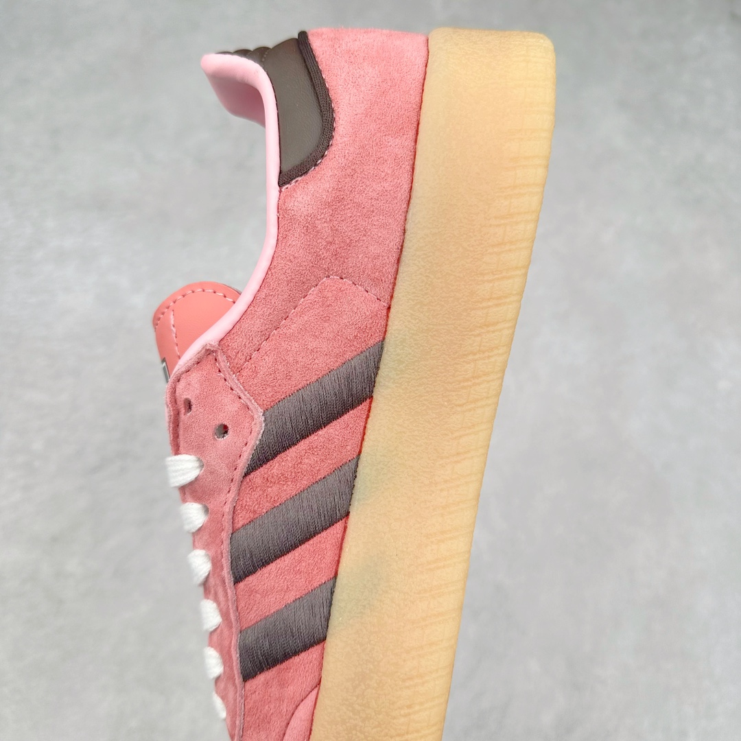 图片[7]-AD Samba XLG 桑巴舞加大厚底版系列德训风百搭松糕休闲运动板鞋生胶底 JH8836 自Originals Samba成功借势Blokecore风潮一跃成为街头巷尾的焦点鞋款后,不论是围绕Samba本身打造的各式「变种版本」,还是以Samba为蓝本打造联名鞋款,都成为了时尚潮流人士日常穿搭首选。Samba XLG是adidas Originals不断扩展XLG系列的一部分,旨在与年轻文化相契合,迎合那些希望通过个性时尚表达自我而不愿牺牲舒适度的年轻群体。街头时尚领域的Gen Z特别偏爱宽松的穿着风格。Samba XLG针对这一点做了创新。它在延续Samba OG经典设计的基础上,迎合年轻群体的穿着习惯,重塑为宽大的鞋身比例轮廓以及加厚中底,让消费者轻松展示自己独特的风格。全新的Samba XLG系列不仅迎合了当下年轻群体的穿搭习惯,加宽了鞋身比例以及将中底进一步增厚,在视觉比例上更加饱满,同时还保留了经典Samba的细节,这样一来,鞋迷朋友在穿搭上不仅能更加个性化,而且还能延续一定的复古感受。尺码：36 36⅔ 37⅓ 38 38⅔ 39⅓ 40 40⅔ 41⅓ 42 42⅔ 43⅓ 44 45-选品中心