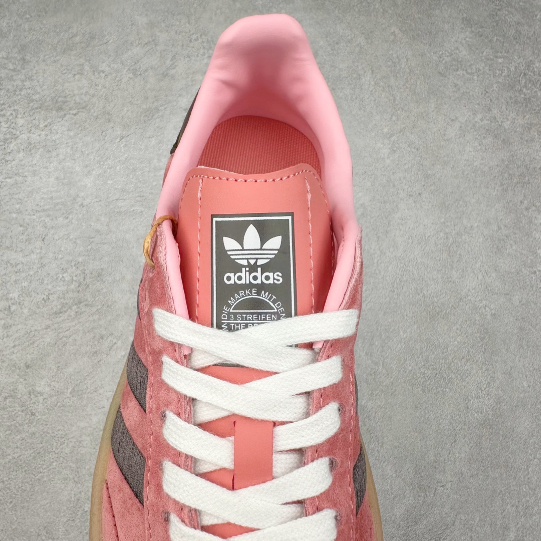 图片[5]-AD Samba XLG 桑巴舞加大厚底版系列德训风百搭松糕休闲运动板鞋生胶底 JH8836 自Originals Samba成功借势Blokecore风潮一跃成为街头巷尾的焦点鞋款后,不论是围绕Samba本身打造的各式「变种版本」,还是以Samba为蓝本打造联名鞋款,都成为了时尚潮流人士日常穿搭首选。Samba XLG是adidas Originals不断扩展XLG系列的一部分,旨在与年轻文化相契合,迎合那些希望通过个性时尚表达自我而不愿牺牲舒适度的年轻群体。街头时尚领域的Gen Z特别偏爱宽松的穿着风格。Samba XLG针对这一点做了创新。它在延续Samba OG经典设计的基础上,迎合年轻群体的穿着习惯,重塑为宽大的鞋身比例轮廓以及加厚中底,让消费者轻松展示自己独特的风格。全新的Samba XLG系列不仅迎合了当下年轻群体的穿搭习惯,加宽了鞋身比例以及将中底进一步增厚,在视觉比例上更加饱满,同时还保留了经典Samba的细节,这样一来,鞋迷朋友在穿搭上不仅能更加个性化,而且还能延续一定的复古感受。尺码：36 36⅔ 37⅓ 38 38⅔ 39⅓ 40 40⅔ 41⅓ 42 42⅔ 43⅓ 44 45-选品中心