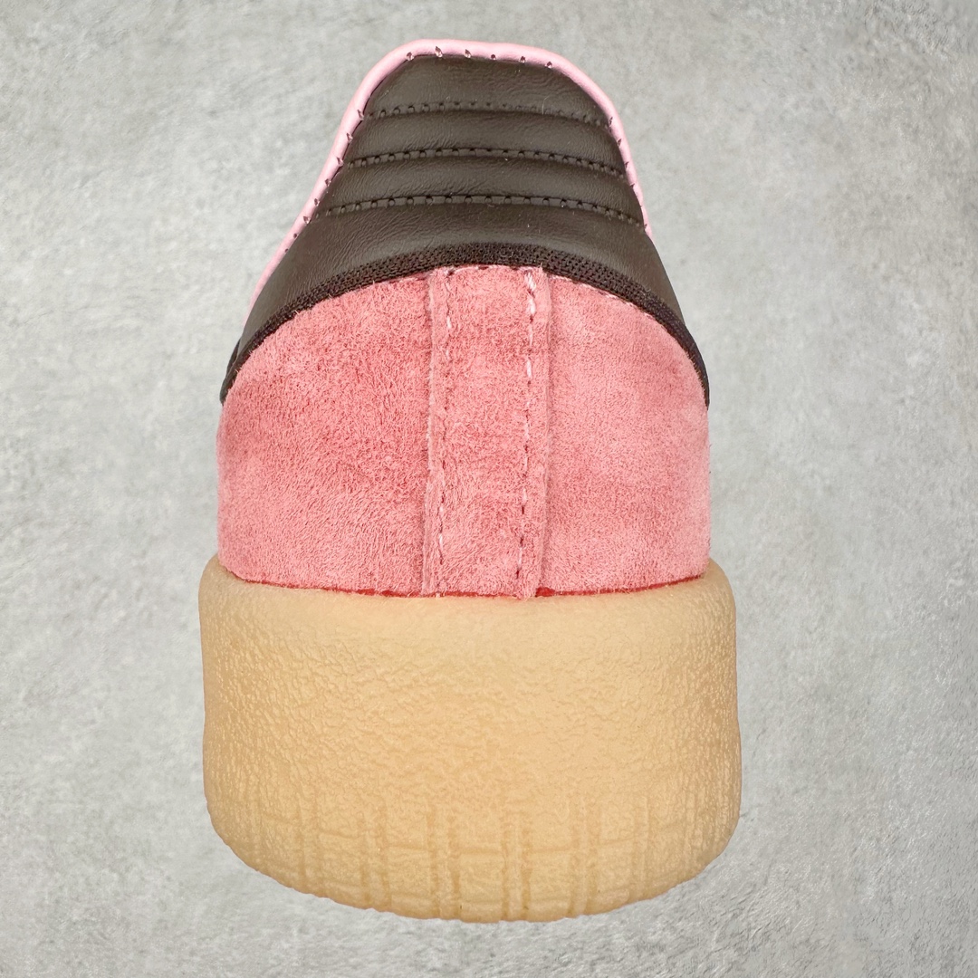 图片[8]-AD Samba XLG 桑巴舞加大厚底版系列德训风百搭松糕休闲运动板鞋生胶底 JH8836 自Originals Samba成功借势Blokecore风潮一跃成为街头巷尾的焦点鞋款后,不论是围绕Samba本身打造的各式「变种版本」,还是以Samba为蓝本打造联名鞋款,都成为了时尚潮流人士日常穿搭首选。Samba XLG是adidas Originals不断扩展XLG系列的一部分,旨在与年轻文化相契合,迎合那些希望通过个性时尚表达自我而不愿牺牲舒适度的年轻群体。街头时尚领域的Gen Z特别偏爱宽松的穿着风格。Samba XLG针对这一点做了创新。它在延续Samba OG经典设计的基础上,迎合年轻群体的穿着习惯,重塑为宽大的鞋身比例轮廓以及加厚中底,让消费者轻松展示自己独特的风格。全新的Samba XLG系列不仅迎合了当下年轻群体的穿搭习惯,加宽了鞋身比例以及将中底进一步增厚,在视觉比例上更加饱满,同时还保留了经典Samba的细节,这样一来,鞋迷朋友在穿搭上不仅能更加个性化,而且还能延续一定的复古感受。尺码：36 36⅔ 37⅓ 38 38⅔ 39⅓ 40 40⅔ 41⅓ 42 42⅔ 43⅓ 44 45-选品中心