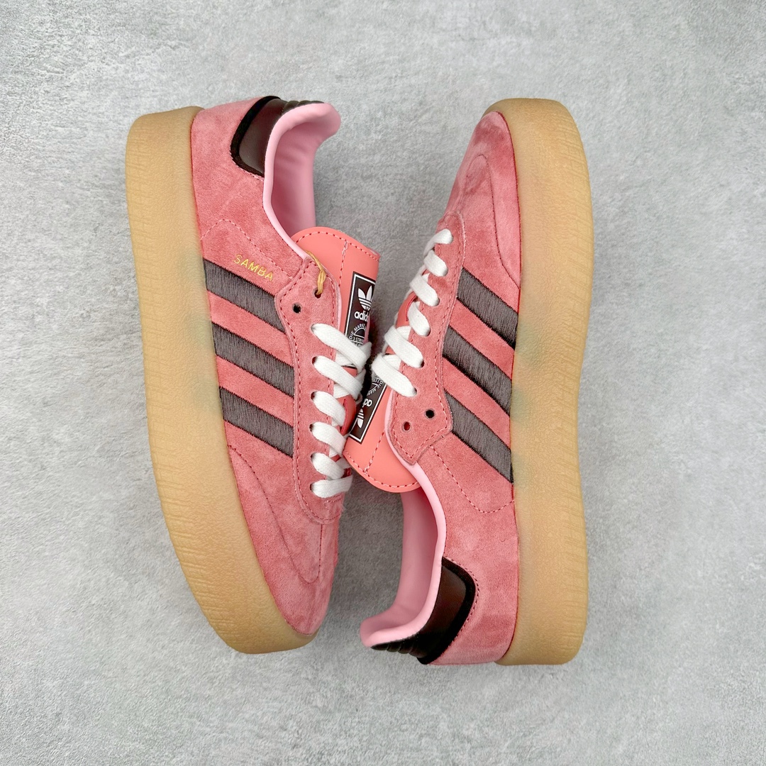 图片[3]-AD Samba XLG 桑巴舞加大厚底版系列德训风百搭松糕休闲运动板鞋生胶底 JH8836 自Originals Samba成功借势Blokecore风潮一跃成为街头巷尾的焦点鞋款后,不论是围绕Samba本身打造的各式「变种版本」,还是以Samba为蓝本打造联名鞋款,都成为了时尚潮流人士日常穿搭首选。Samba XLG是adidas Originals不断扩展XLG系列的一部分,旨在与年轻文化相契合,迎合那些希望通过个性时尚表达自我而不愿牺牲舒适度的年轻群体。街头时尚领域的Gen Z特别偏爱宽松的穿着风格。Samba XLG针对这一点做了创新。它在延续Samba OG经典设计的基础上,迎合年轻群体的穿着习惯,重塑为宽大的鞋身比例轮廓以及加厚中底,让消费者轻松展示自己独特的风格。全新的Samba XLG系列不仅迎合了当下年轻群体的穿搭习惯,加宽了鞋身比例以及将中底进一步增厚,在视觉比例上更加饱满,同时还保留了经典Samba的细节,这样一来,鞋迷朋友在穿搭上不仅能更加个性化,而且还能延续一定的复古感受。尺码：36 36⅔ 37⅓ 38 38⅔ 39⅓ 40 40⅔ 41⅓ 42 42⅔ 43⅓ 44 45-选品中心