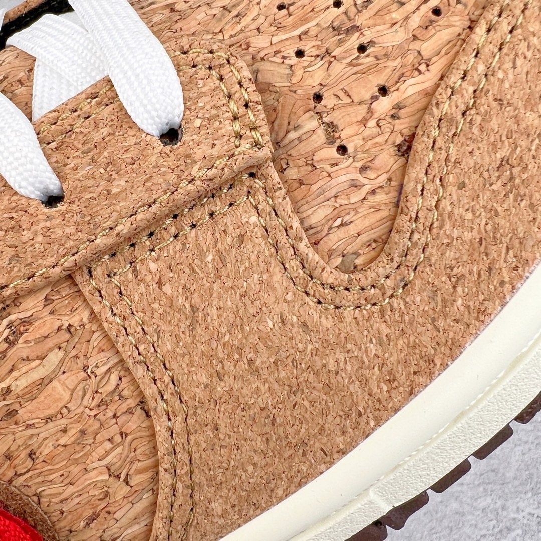 图片[16]-＃M纯原福利 Clot x NK SB Dunk Low 20th 联名软木塞换钩 FN0317-121 毫无疑问圈内最强 零售首选 真正的匠心工艺 复刻圈巅峰产物 到手你会有扔掉正品的冲动 独家原厂航空铝磨具打磨大底 鞋头坡度极致还原 原盒原配 圈内天花板工艺 原厂冲刀 超高清洁度 全鞋零毛边皮料切割 全套原楦原模倾力打造完美版型 采用原厂百宏鞋带以及原厂百宏织唛舌标 内标可供原厂几率过验 此次依然选择了 Dunk 鞋型 整双鞋采用软木塞材质打造 带来不俗的视觉效果的同时 同时触感上也与皮革 帆布等常规材质与众不同 鞋后跟位置隐藏了冠希以及 CLOT 的小彩蛋 左脚鞋领内侧印有「贰零零叁 2003」字样 右脚则是「贰零贰叁 2023」字样 代表 CLOT 诞生的 2003 年以及二十周年 2023 年 本次设计上的最大亮点 莫过于附带 6 款以魔术贴制作的Swoosh 及 3 款鞋带 供随时转换 展现个人风格 尺码：40 40.5 41 42 42.5 43 44 44.5 45 46 47.5-选品中心