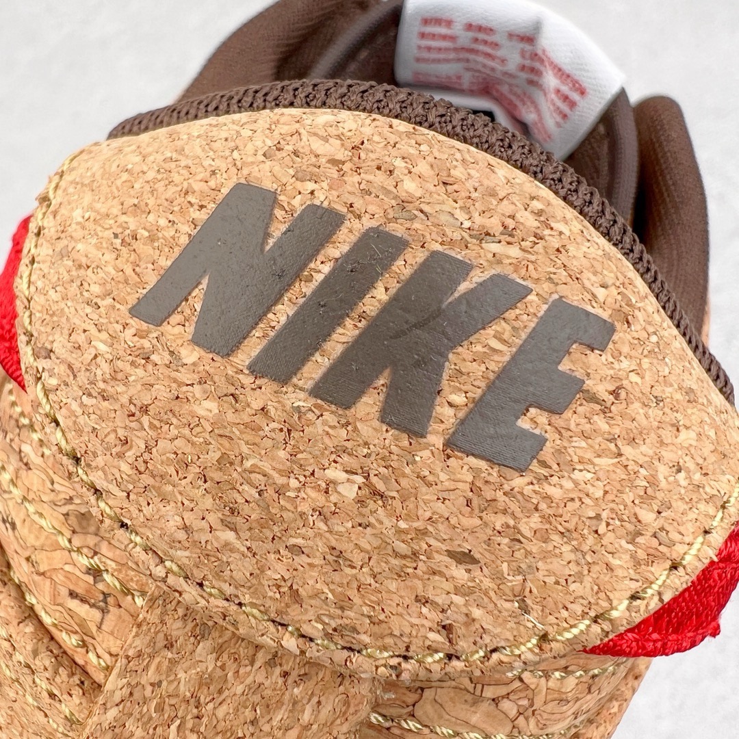 图片[17]-＃M纯原福利 Clot x NK SB Dunk Low 20th 联名软木塞换钩 FN0317-121 毫无疑问圈内最强 零售首选 真正的匠心工艺 复刻圈巅峰产物 到手你会有扔掉正品的冲动 独家原厂航空铝磨具打磨大底 鞋头坡度极致还原 原盒原配 圈内天花板工艺 原厂冲刀 超高清洁度 全鞋零毛边皮料切割 全套原楦原模倾力打造完美版型 采用原厂百宏鞋带以及原厂百宏织唛舌标 内标可供原厂几率过验 此次依然选择了 Dunk 鞋型 整双鞋采用软木塞材质打造 带来不俗的视觉效果的同时 同时触感上也与皮革 帆布等常规材质与众不同 鞋后跟位置隐藏了冠希以及 CLOT 的小彩蛋 左脚鞋领内侧印有「贰零零叁 2003」字样 右脚则是「贰零贰叁 2023」字样 代表 CLOT 诞生的 2003 年以及二十周年 2023 年 本次设计上的最大亮点 莫过于附带 6 款以魔术贴制作的Swoosh 及 3 款鞋带 供随时转换 展现个人风格 尺码：40 40.5 41 42 42.5 43 44 44.5 45 46 47.5-选品中心