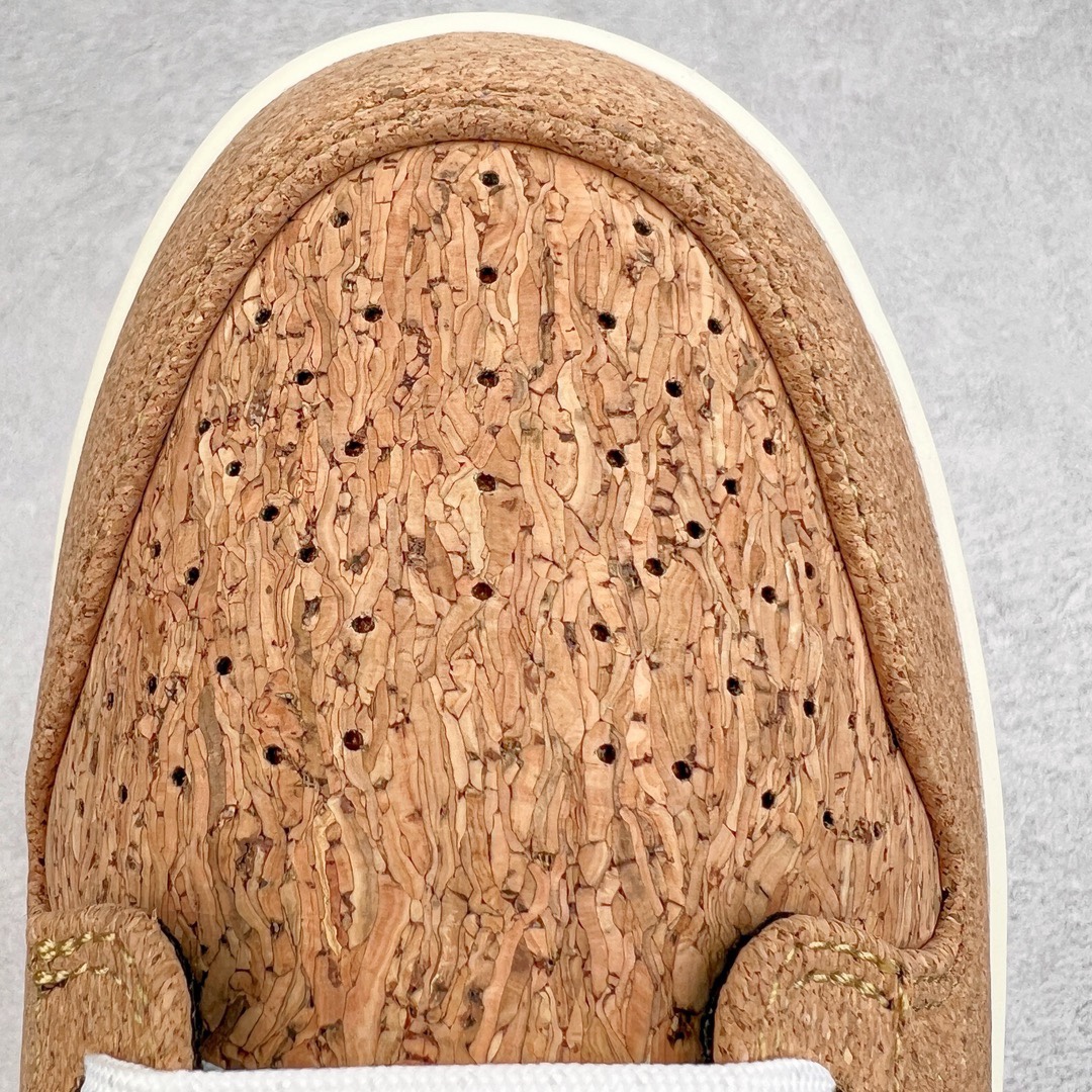 图片[15]-＃M纯原福利 Clot x NK SB Dunk Low 20th 联名软木塞换钩 FN0317-121 毫无疑问圈内最强 零售首选 真正的匠心工艺 复刻圈巅峰产物 到手你会有扔掉正品的冲动 独家原厂航空铝磨具打磨大底 鞋头坡度极致还原 原盒原配 圈内天花板工艺 原厂冲刀 超高清洁度 全鞋零毛边皮料切割 全套原楦原模倾力打造完美版型 采用原厂百宏鞋带以及原厂百宏织唛舌标 内标可供原厂几率过验 此次依然选择了 Dunk 鞋型 整双鞋采用软木塞材质打造 带来不俗的视觉效果的同时 同时触感上也与皮革 帆布等常规材质与众不同 鞋后跟位置隐藏了冠希以及 CLOT 的小彩蛋 左脚鞋领内侧印有「贰零零叁 2003」字样 右脚则是「贰零贰叁 2023」字样 代表 CLOT 诞生的 2003 年以及二十周年 2023 年 本次设计上的最大亮点 莫过于附带 6 款以魔术贴制作的Swoosh 及 3 款鞋带 供随时转换 展现个人风格 尺码：40 40.5 41 42 42.5 43 44 44.5 45 46 47.5-选品中心