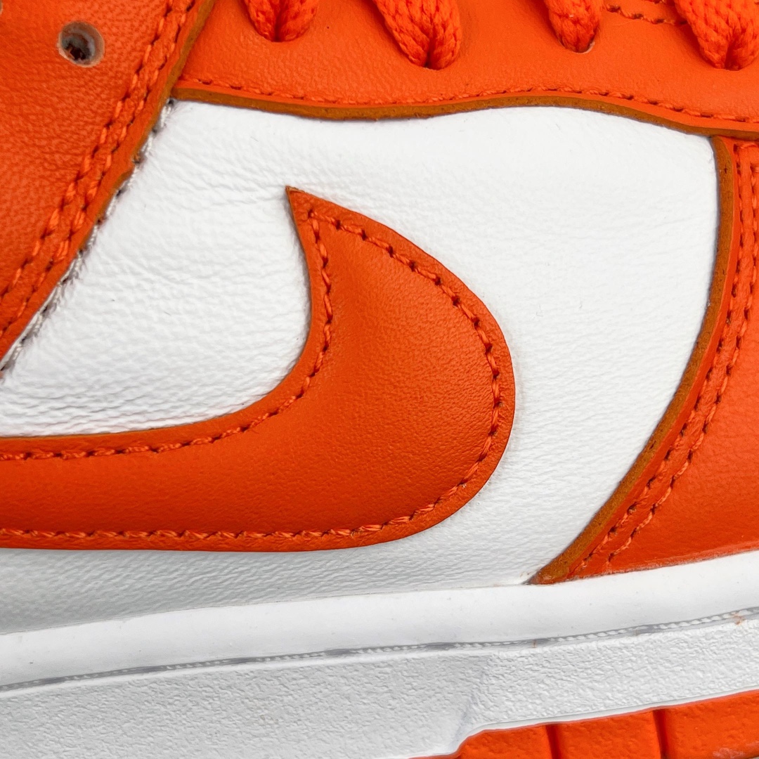 图片[10]-＃M纯原福利 NK Dunk Low SP 雪城白橙 CU1727-101 圈内最强 零售首选 独家原厂航空铝磨具打磨大底 鞋头坡度极致还原 原盒原配 圈内天花板工艺 原厂冲刀 超高清洁度 全鞋零毛边皮料切割 全套原楦原模倾力打造完美版型 采用原厂百宏鞋带以及原厂百宏织唛舌标 内标可供原厂几率过验 原厂中底布黄色点胶 原厂中底布拉帮走线遵循公司‼️尺码：36 36.5 37.5 38 38.5 39 40 40.5 41 42 42.5 43 44 44.5 45 46 47.5-选品中心