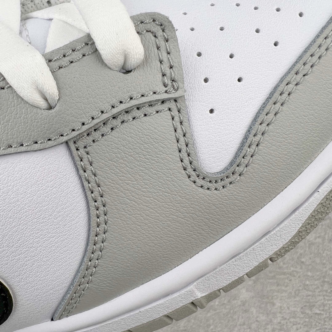图片[12]-＃M纯原 NK Dunk Low 灰白黑彩票 DR9654-001 圈内最强 零售首选 独家原厂航空铝磨具打磨大底 鞋头坡度极致还原 原盒原配 圈内天花板工艺 原厂冲刀 超高清洁度 全鞋零毛边皮料切割 全套原楦原模倾力打造完美版型 采用原厂百宏鞋带以及原厂百宏织唛舌标 内标可供原厂几率过验 原厂中底布黄色点胶 原厂中底布拉帮走线遵循公司‼️尺码：36 36.5 37.5 38 38.5 39 40 40.5 41 42 42.5 43 44 45 46 47.5-选品中心