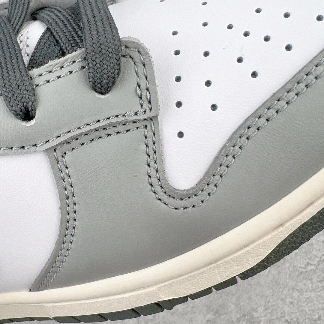 图片[11]-＃M纯原 NK SB Dunk Low 白灰黑 DD1503-117 圈内最强 零售首选 独家原厂航空铝磨具打磨大底 鞋头坡度极致还原 原盒原配 圈内天花板工艺 原厂冲刀 超高清洁度 全鞋零毛边皮料切割 全套原楦原模倾力打造完美版型 采用原厂百宏鞋带以及原厂百宏织唛舌标 内标可供原厂几率过验 原厂中底布黄色点胶 原厂中底布拉帮走线遵循公司‼️尺码：36 36.5 37.5 38 38.5 39 40 40.5 41 42 42.5 43 44 44.5 45 46 47.5-选品中心