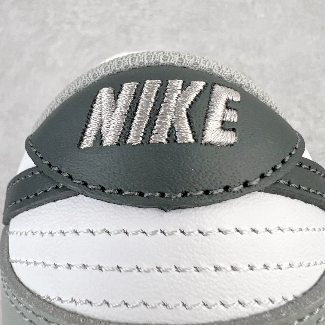 图片[16]-＃M纯原 NK SB Dunk Low 白灰黑 DD1503-117 圈内最强 零售首选 独家原厂航空铝磨具打磨大底 鞋头坡度极致还原 原盒原配 圈内天花板工艺 原厂冲刀 超高清洁度 全鞋零毛边皮料切割 全套原楦原模倾力打造完美版型 采用原厂百宏鞋带以及原厂百宏织唛舌标 内标可供原厂几率过验 原厂中底布黄色点胶 原厂中底布拉帮走线遵循公司‼️尺码：36 36.5 37.5 38 38.5 39 40 40.5 41 42 42.5 43 44 44.5 45 46 47.5-选品中心