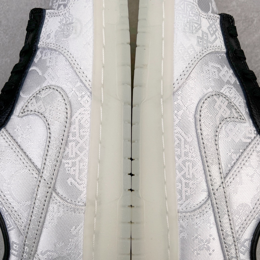 图片[13]-＃M纯原 Clot x Fragment x NK Dunk Low 藤原浩三方联名白丝绸 货号：FN0315-110 圈内最强 零售首选 独家原厂航空铝磨具打磨大底 鞋头坡度极致还原 原盒原配 圈内天花板工艺 原厂冲刀 超高清洁度 全鞋零毛边皮料切割 全套原楦原模倾力打造完美版型 采用原厂百宏鞋带以及原厂百宏织唛舌标 内标可供原厂几率过验 原厂中底布白色点胶 原厂中底布拉帮走线遵循公司‼️尺码：36 36.5 37.5 38 38.5 39 40 40.5 41 42 42.5 43 44 45 46 47.5-选品中心