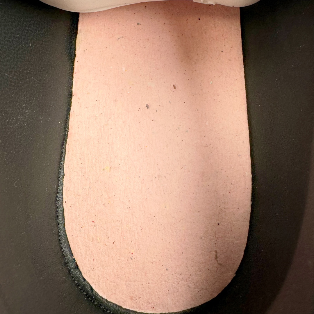 图片[11]-Alexander McQueen 亚历山大麦昆小白鞋拉链款 全套专柜包装物及配件(附送快递加固牛皮纸盒)右脚鞋面嵌入核心防伪芯片装置,秒杀市面文案版本 支持NFC原码独立扫描 采用丝绸硬质头层小牛皮鞋面材质 内外超软小羊皮贴脚透气及超软PU脚感乳胶物料鞋 外置原抽真空高密度增高底 白色光滑牛皮革系带运动鞋，圆头设计，鞋跟点缀黑色绒面革细节。搭配宽扁鞋带，鞋舌和后帮饰有 Alexander McQueen 品牌标志。阔型橡胶鞋底。运动鞋另配一副鞋带材料 100% 小牛皮 所有细节与原版一致 尺码：35 36 37 38 39 40 41 42 43 44 45-选品中心