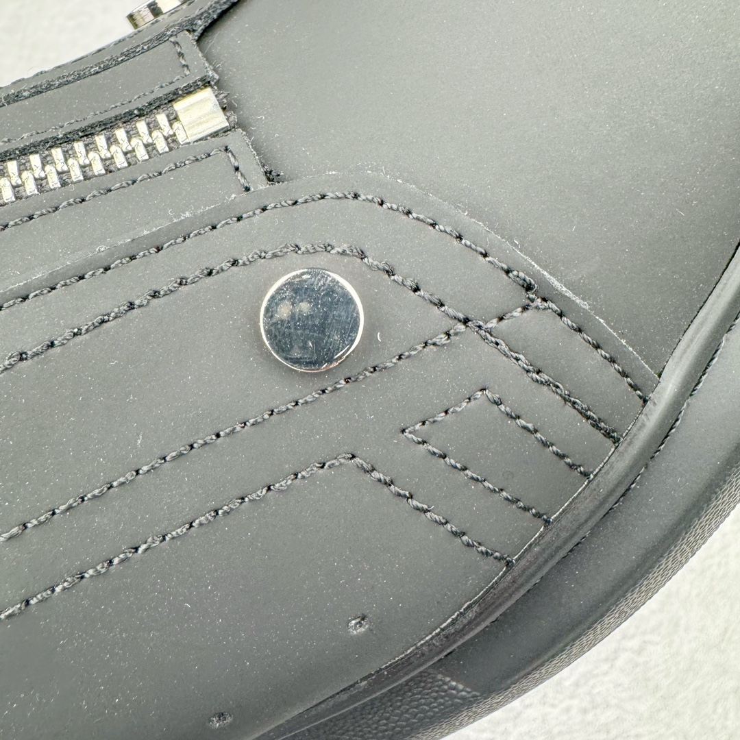 图片[15]-Alexander McQueen 亚历山大麦昆小白鞋拉链款 全套专柜包装物及配件(附送快递加固牛皮纸盒)右脚鞋面嵌入核心防伪芯片装置,秒杀市面文案版本 支持NFC原码独立扫描 采用丝绸硬质头层小牛皮鞋面材质 内外超软小羊皮贴脚透气及超软PU脚感乳胶物料鞋 外置原抽真空高密度增高底 白色光滑牛皮革系带运动鞋，圆头设计，鞋跟点缀黑色绒面革细节。搭配宽扁鞋带，鞋舌和后帮饰有 Alexander McQueen 品牌标志。阔型橡胶鞋底。运动鞋另配一副鞋带材料 100% 小牛皮 所有细节与原版一致 尺码：35 36 37 38 39 40 41 42 43 44 45-选品中心